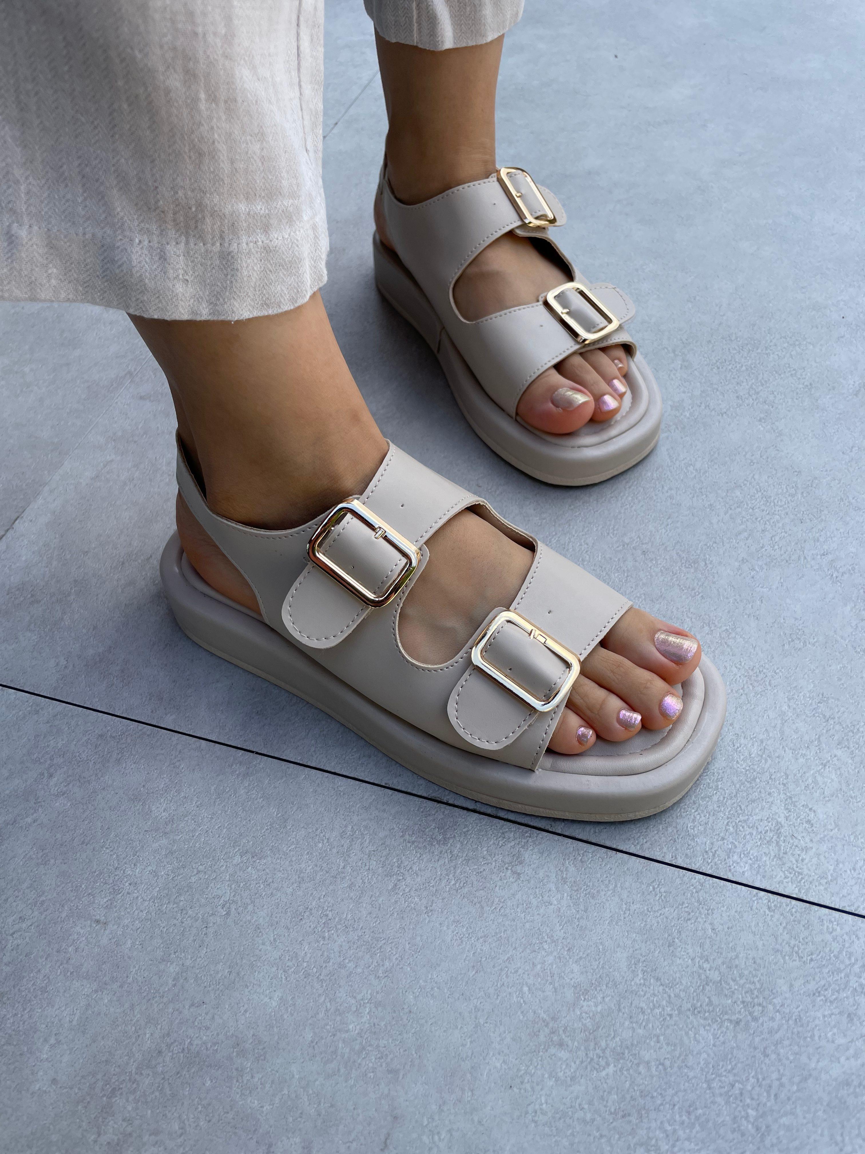 Zoe Bej Renk Aksesuarlı Lastik Detaylı Sandalet