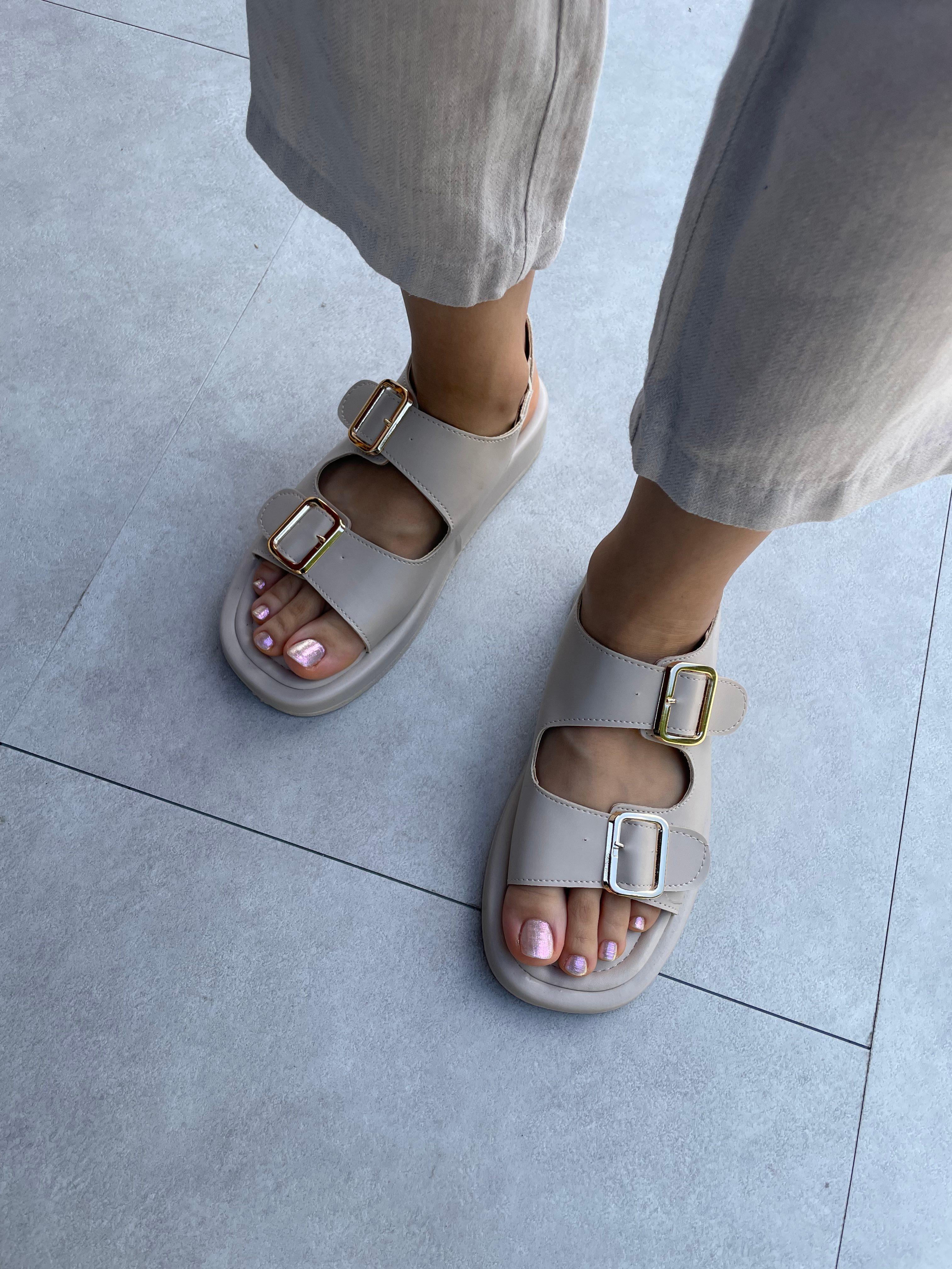 Zoe Bej Renk Aksesuarlı Lastik Detaylı Sandalet