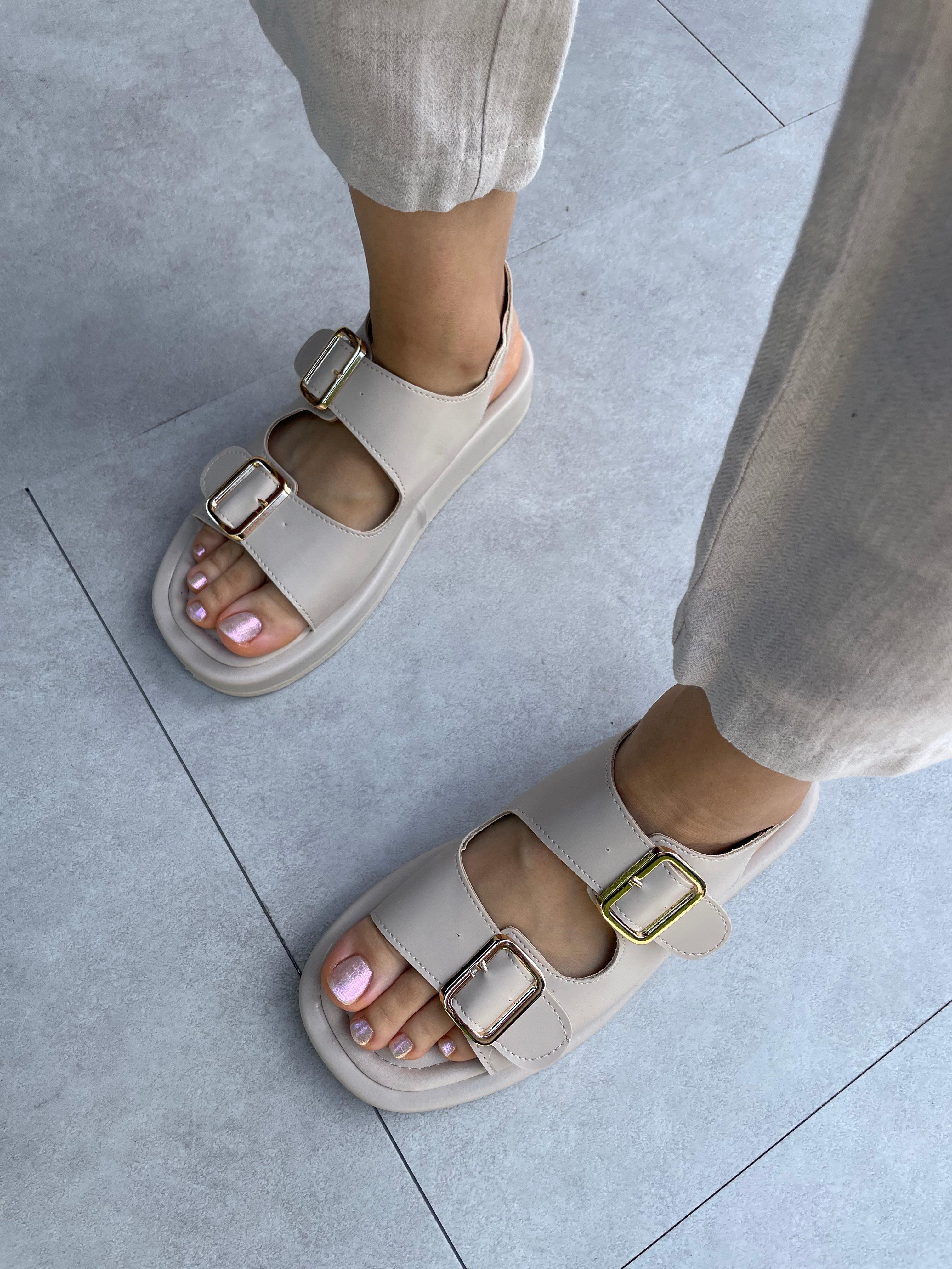 Zoe Bej Renk Aksesuarlı Lastik Detaylı Sandalet