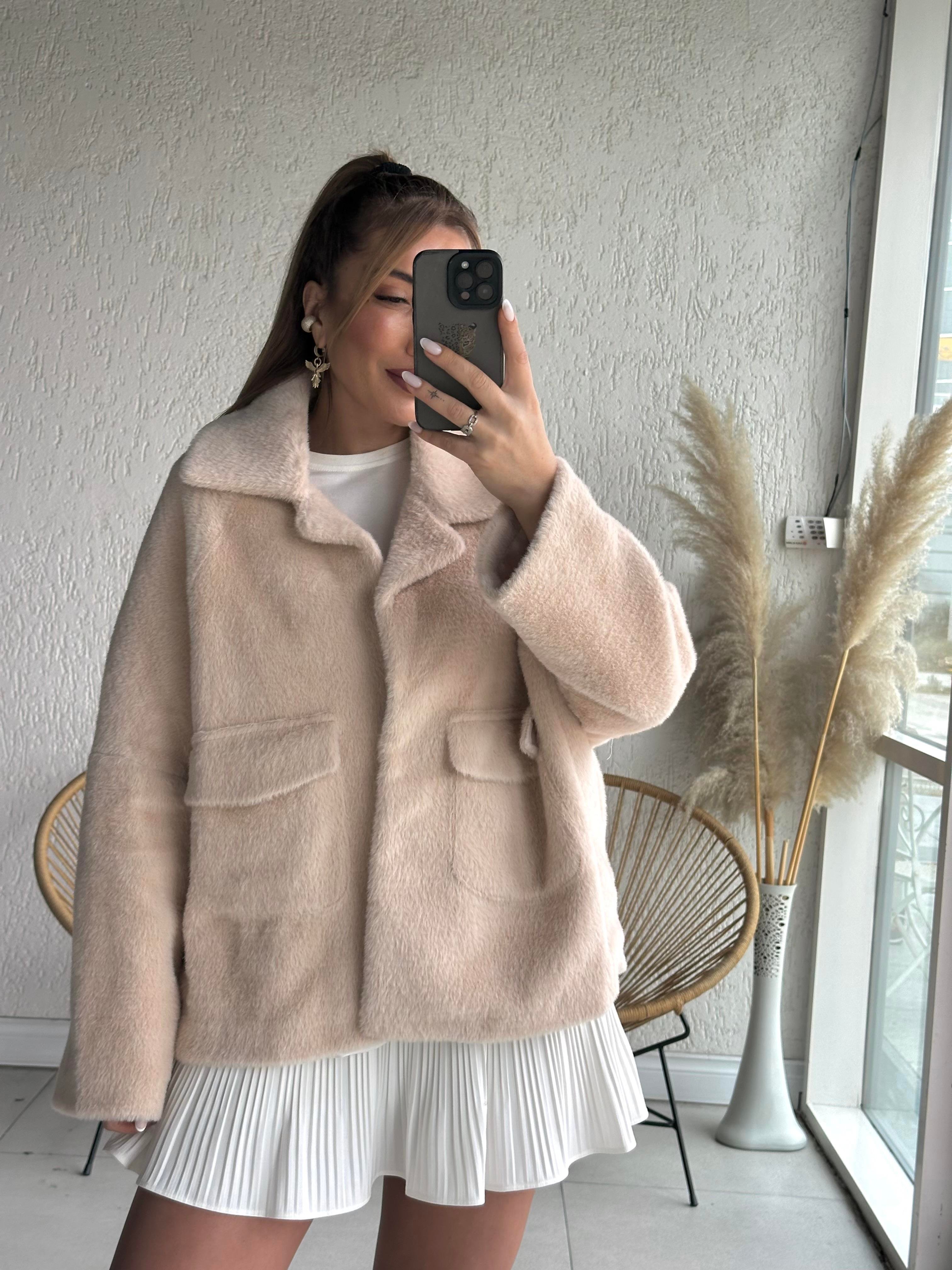Bej Cep Detaylı Peluş Mont