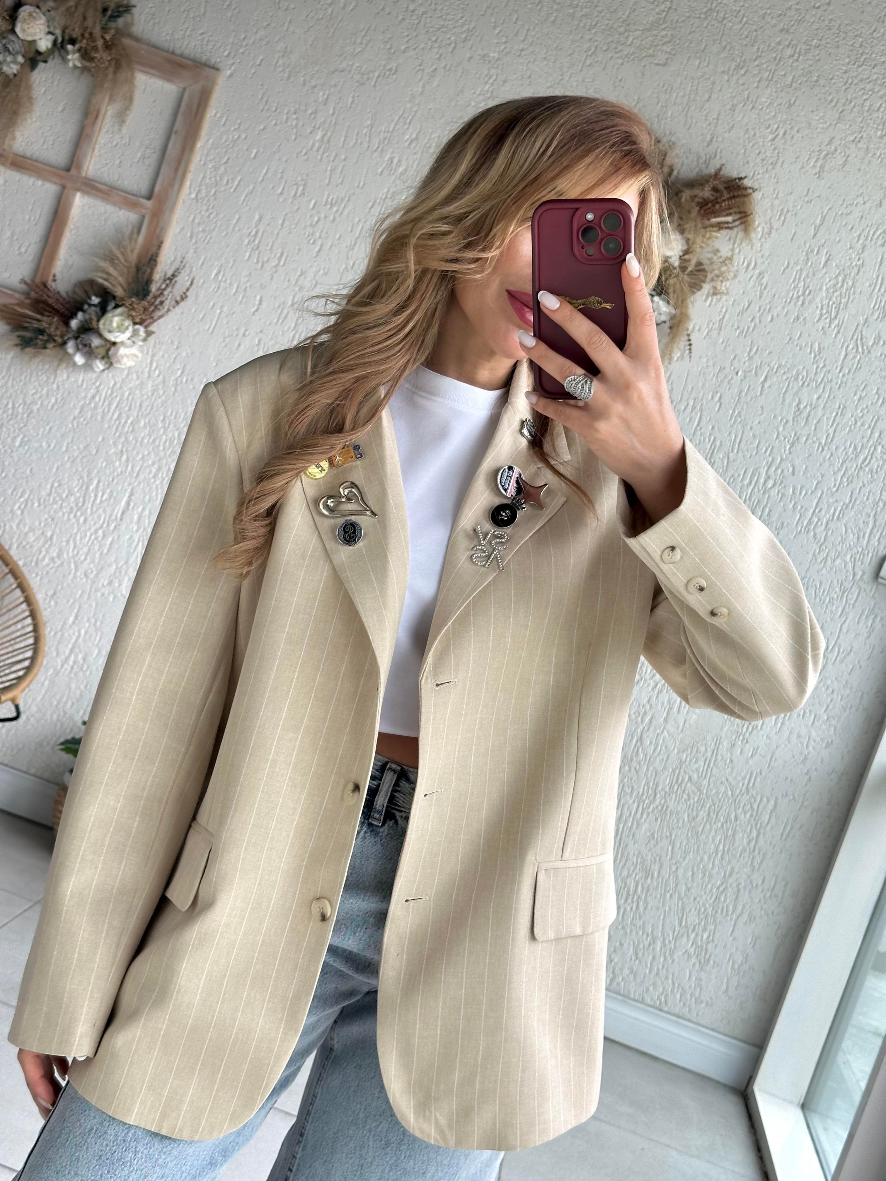 Bej Çizgili Broşlu Blazer Ceket