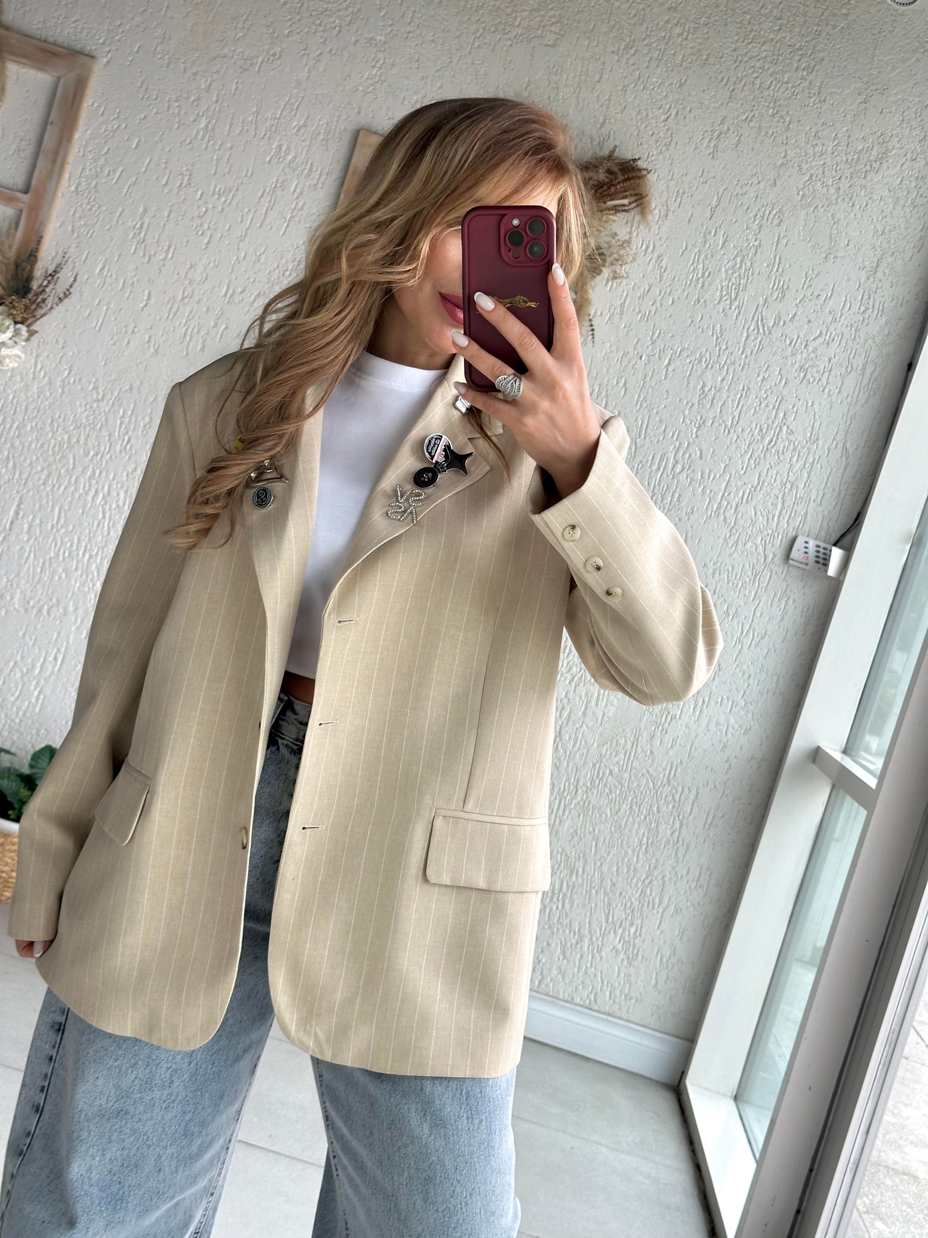 Bej Çizgili Broşlu Blazer Ceket