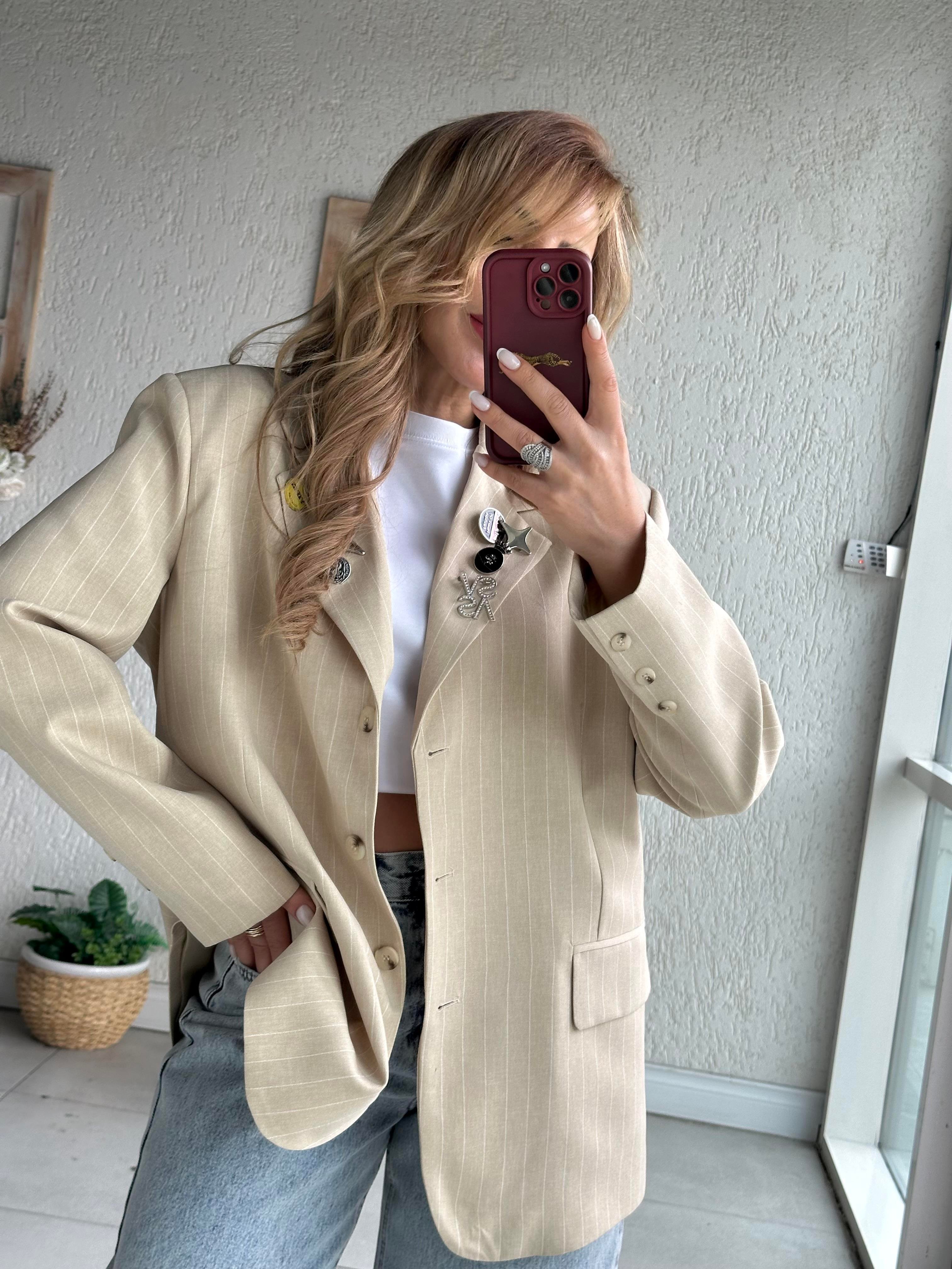 Bej Çizgili Broşlu Blazer Ceket