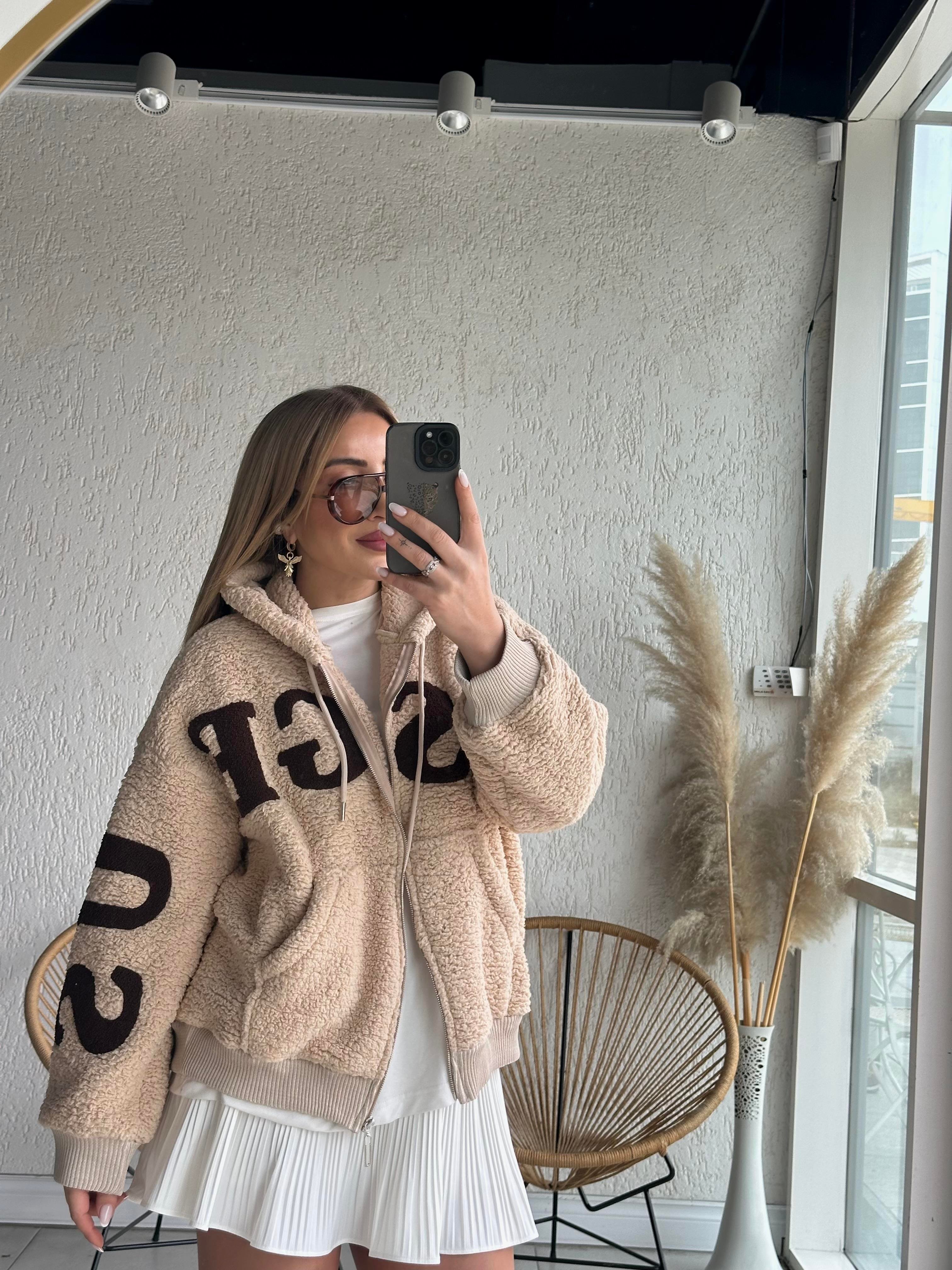 Bej Yazı Detaylı Peluş 