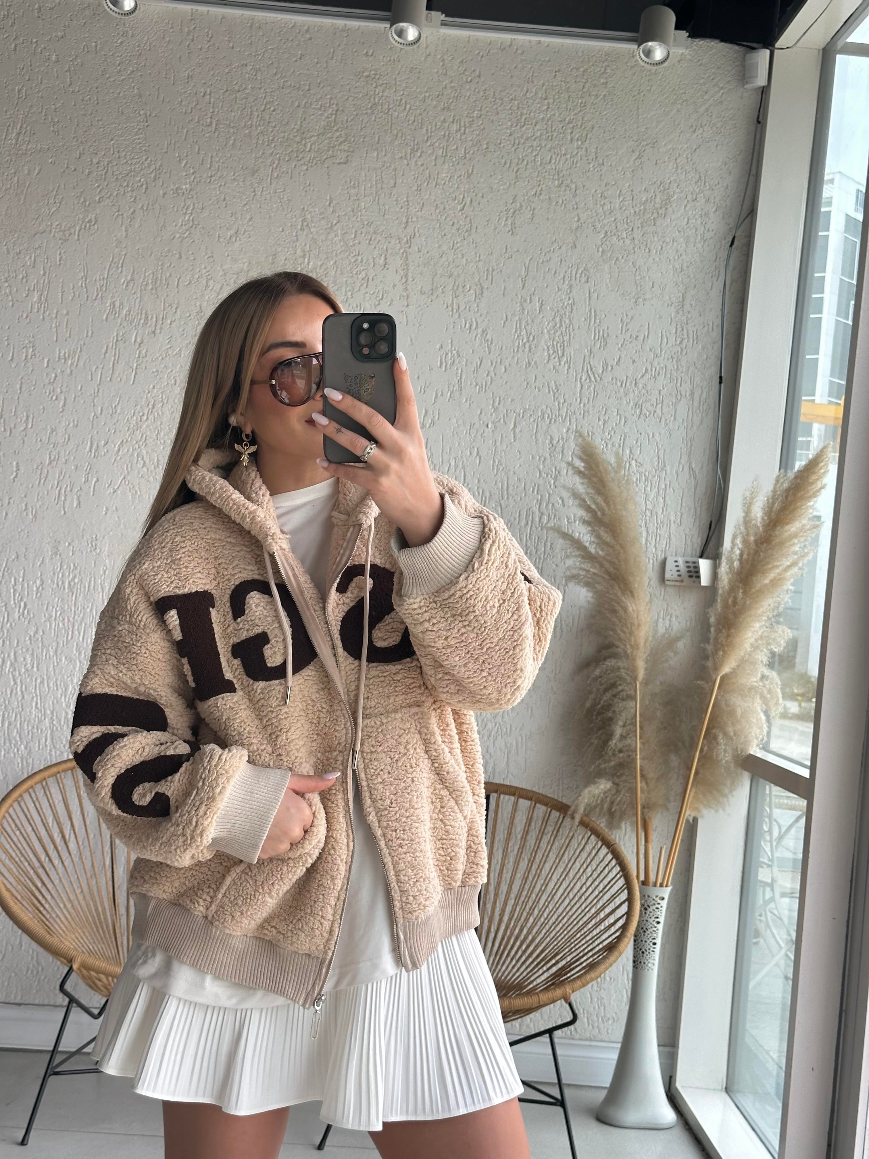 Bej Yazı Detaylı Peluş 