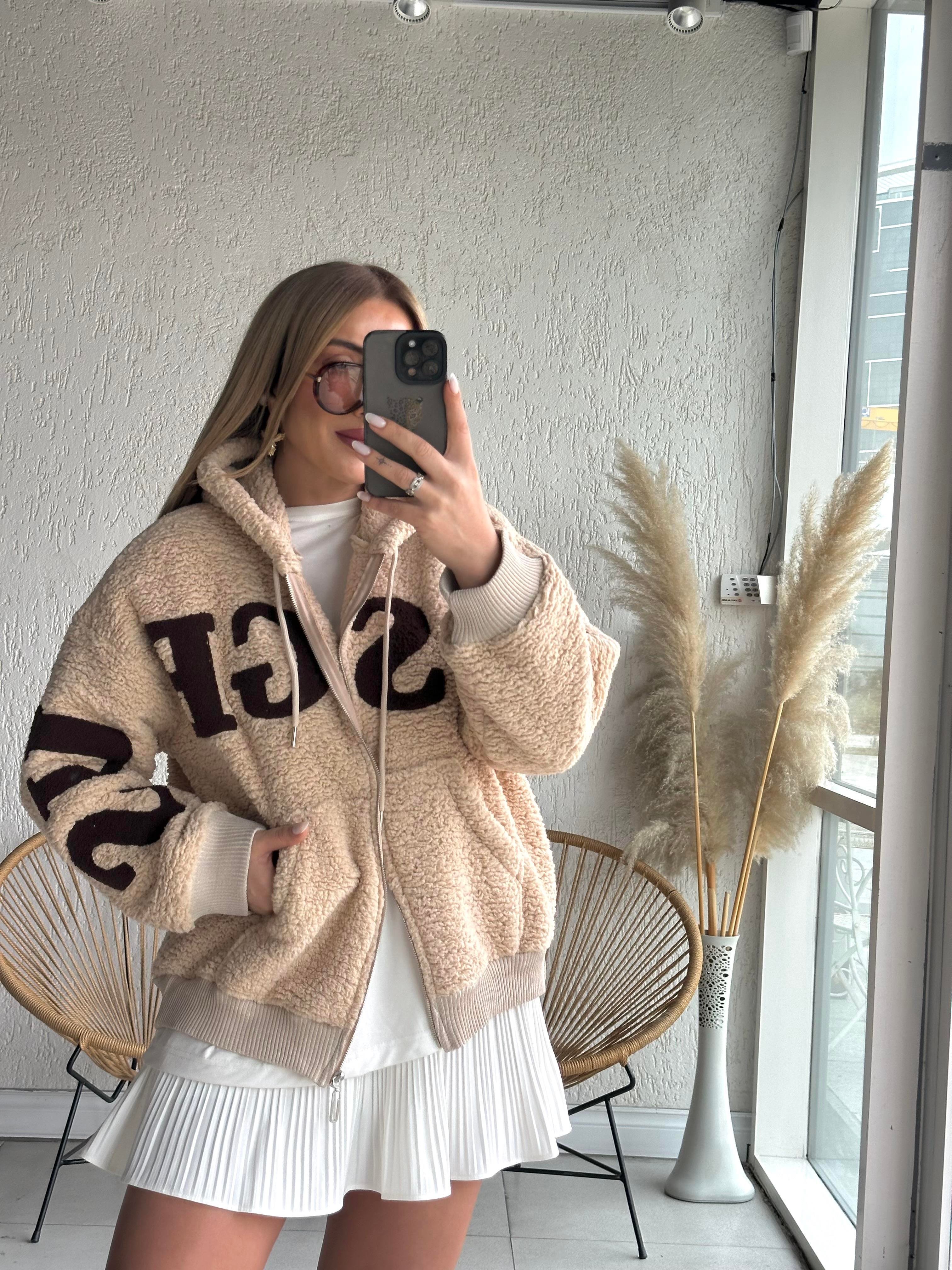 Bej Yazı Detaylı Peluş 