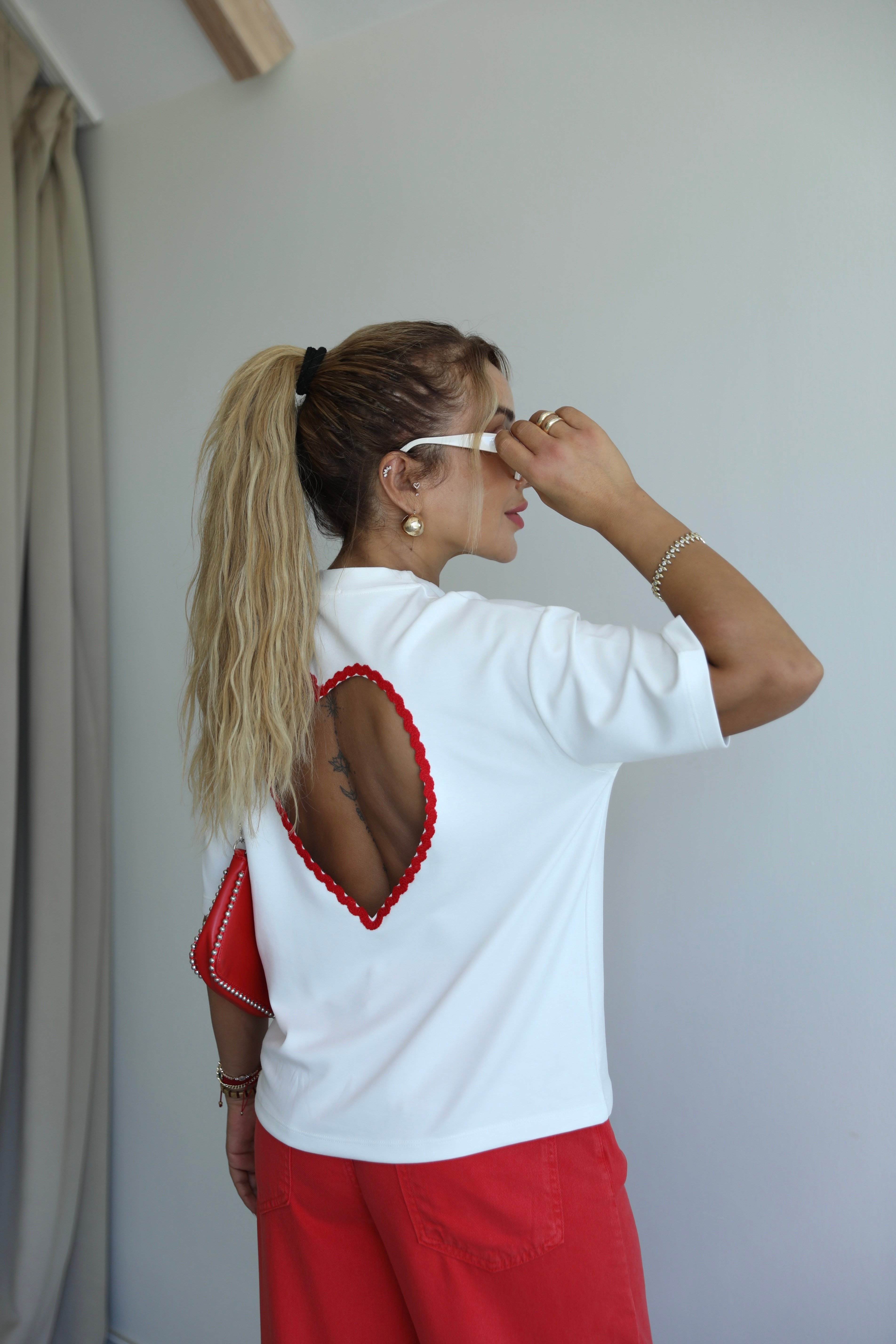 Beyaz Kalp Dekolteli T-shirt 