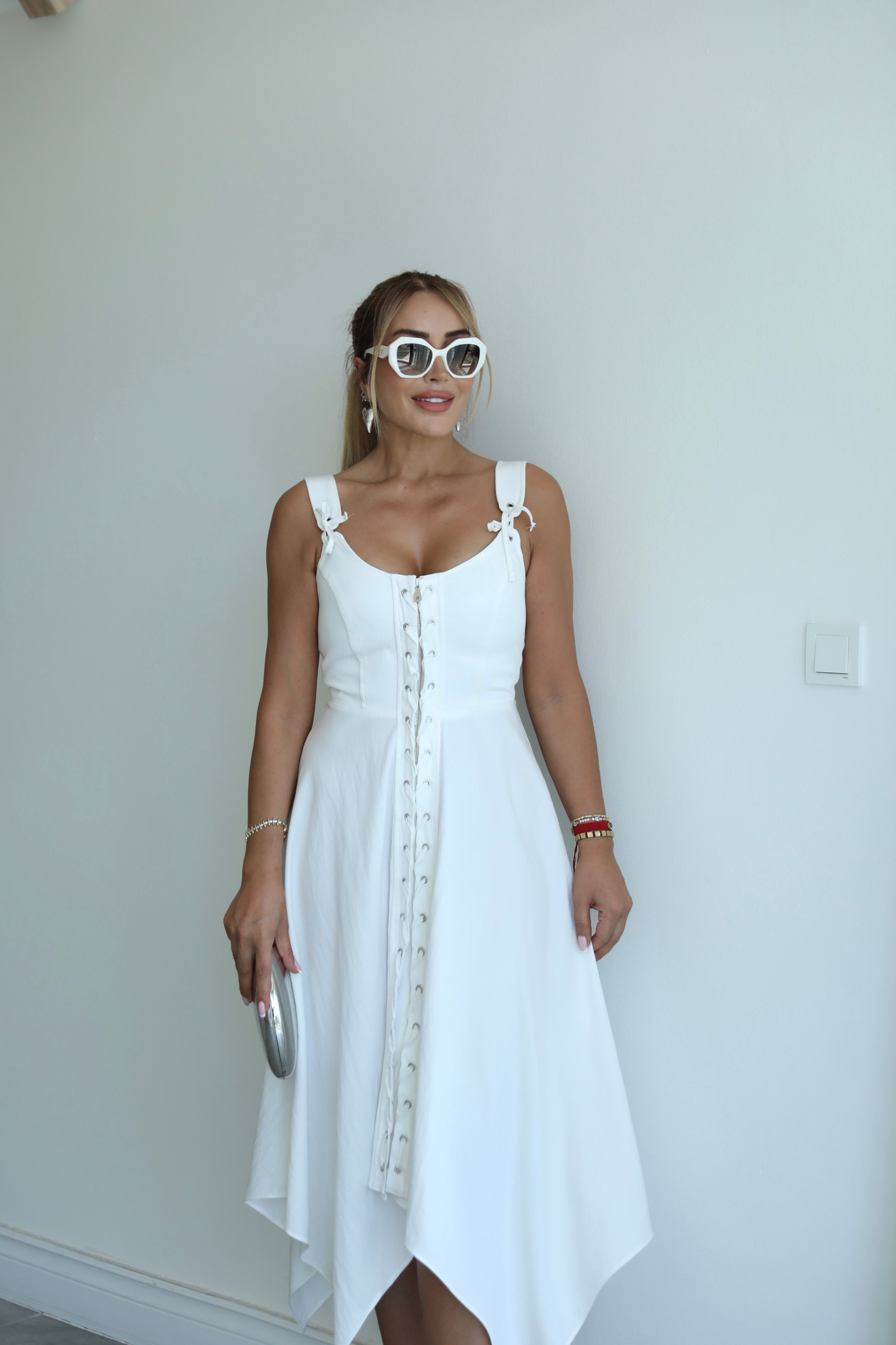 Beyaz Kuşgözü Detaylı Asimetrik Elbise 