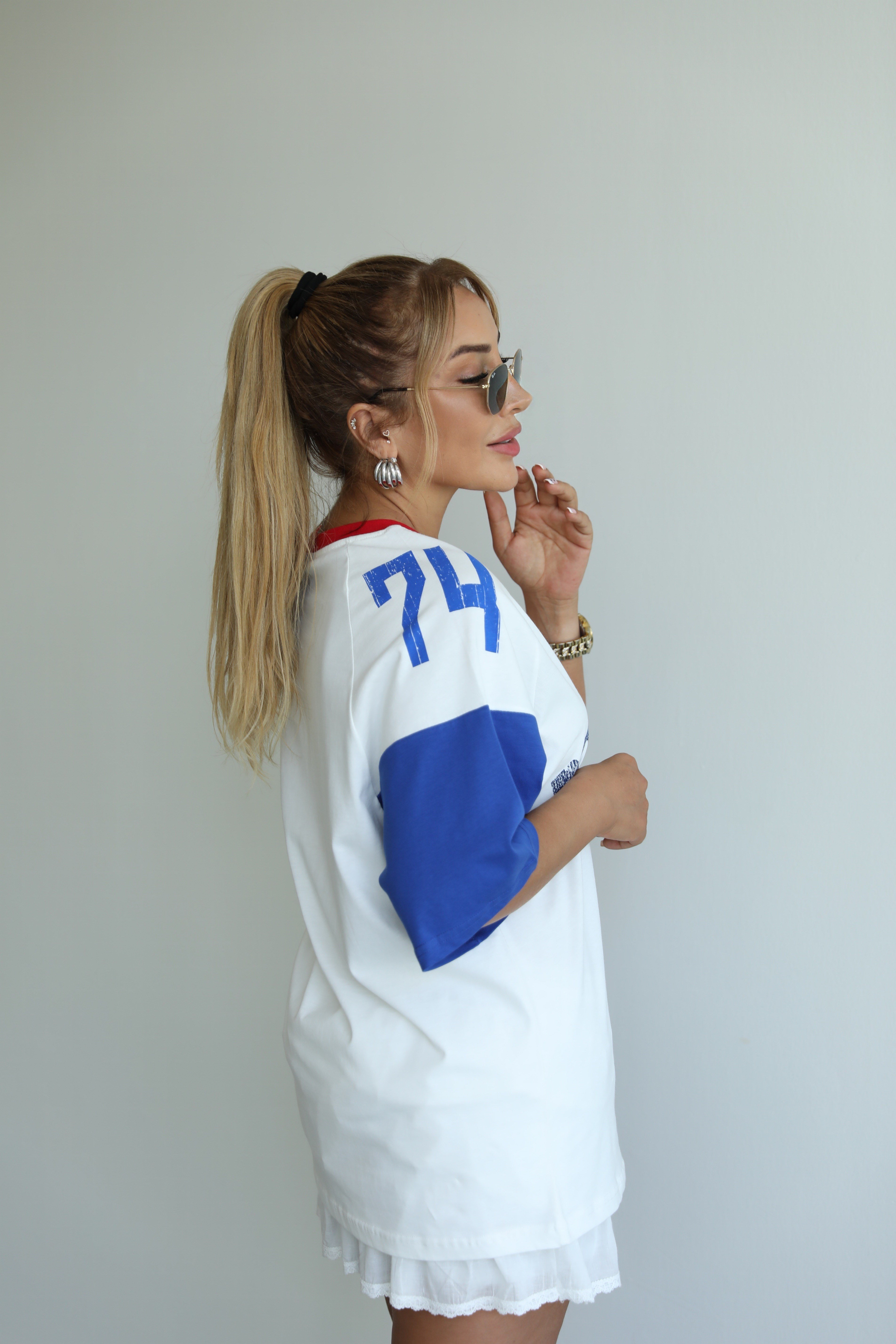 Beyaz Mavi V Yaka Yazılı Oversize T-shirt