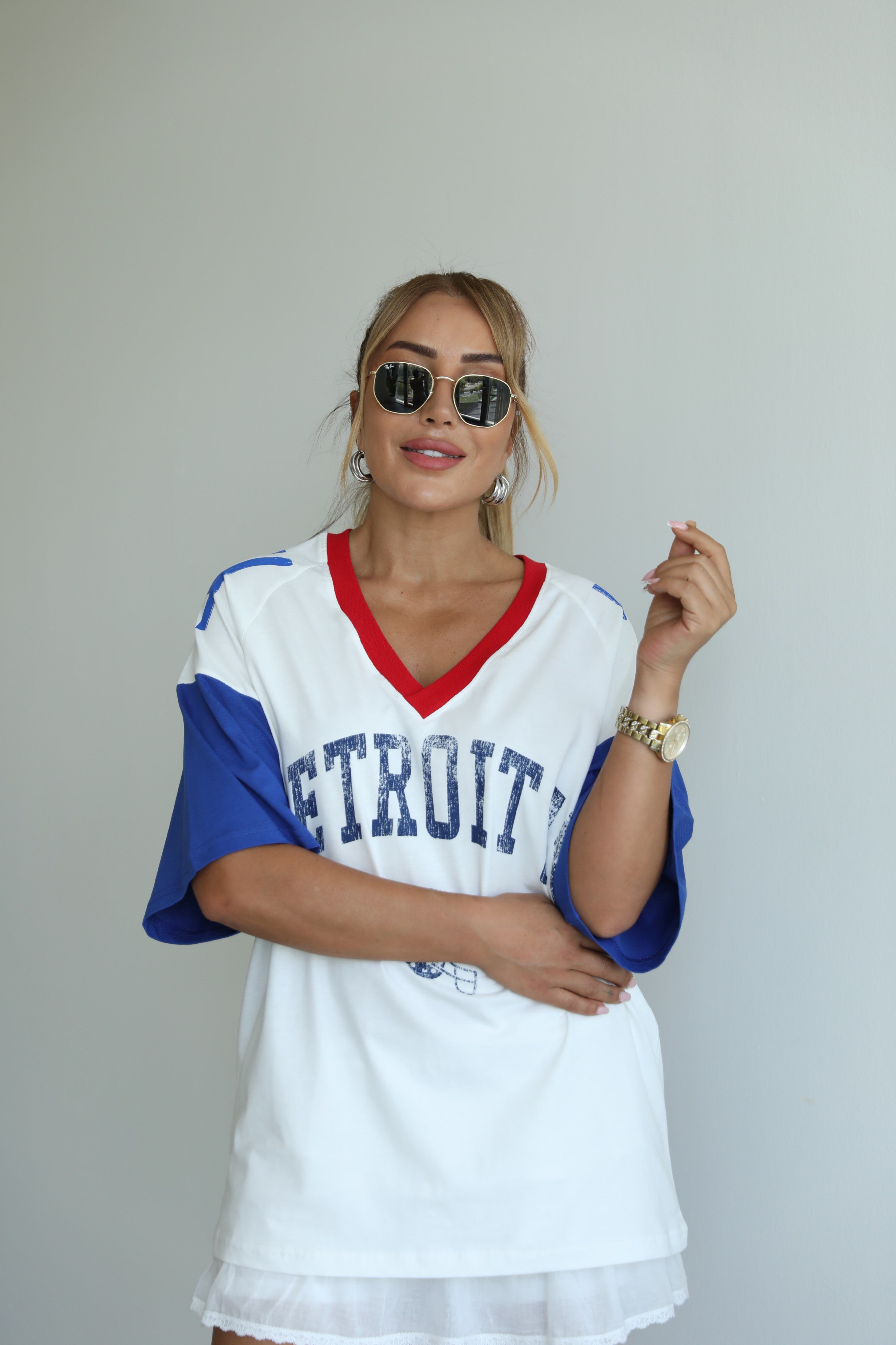 Beyaz Mavi V Yaka Yazılı Oversize T-shirt