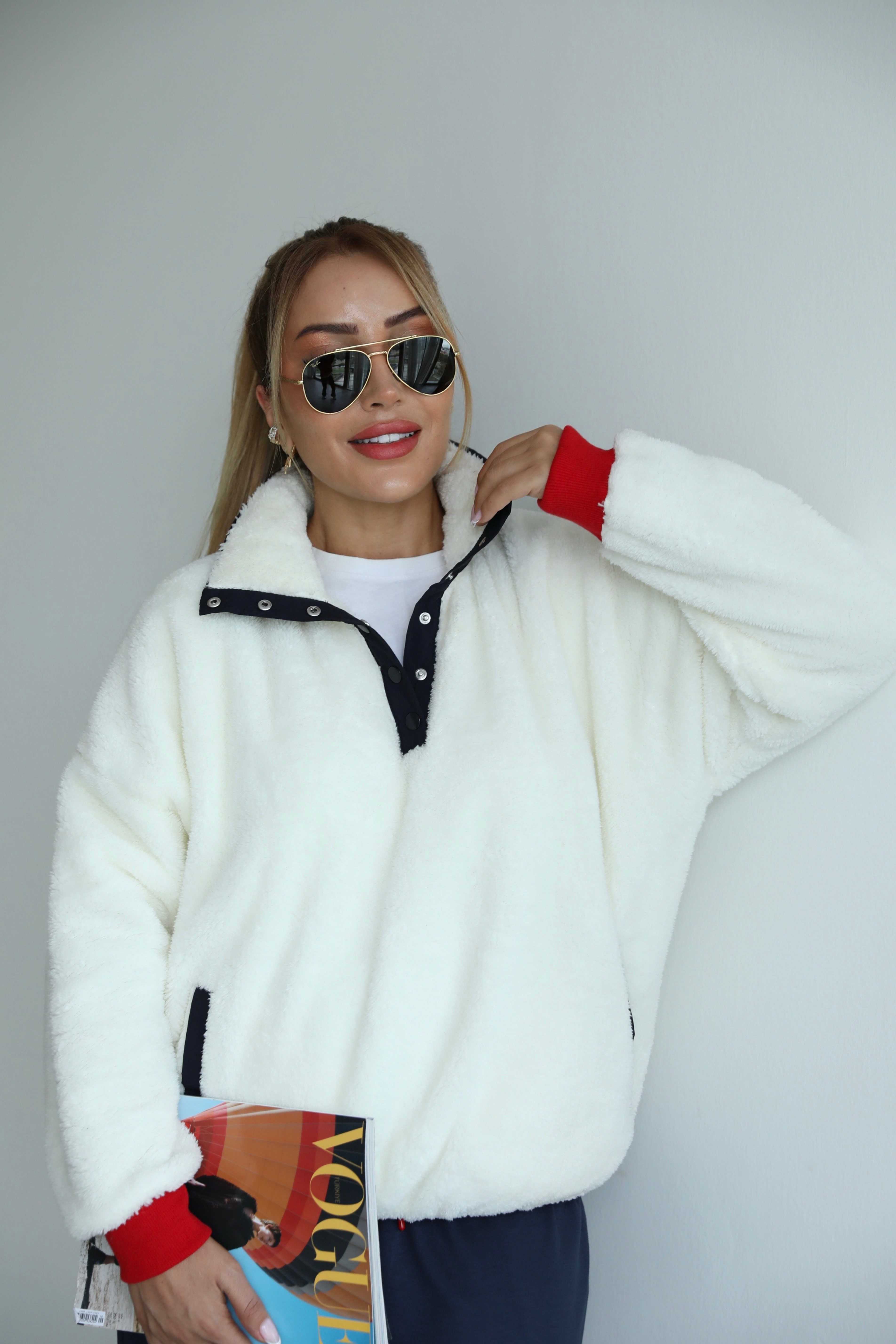 Ekru Sırt Nakışlı Peluş Sweat