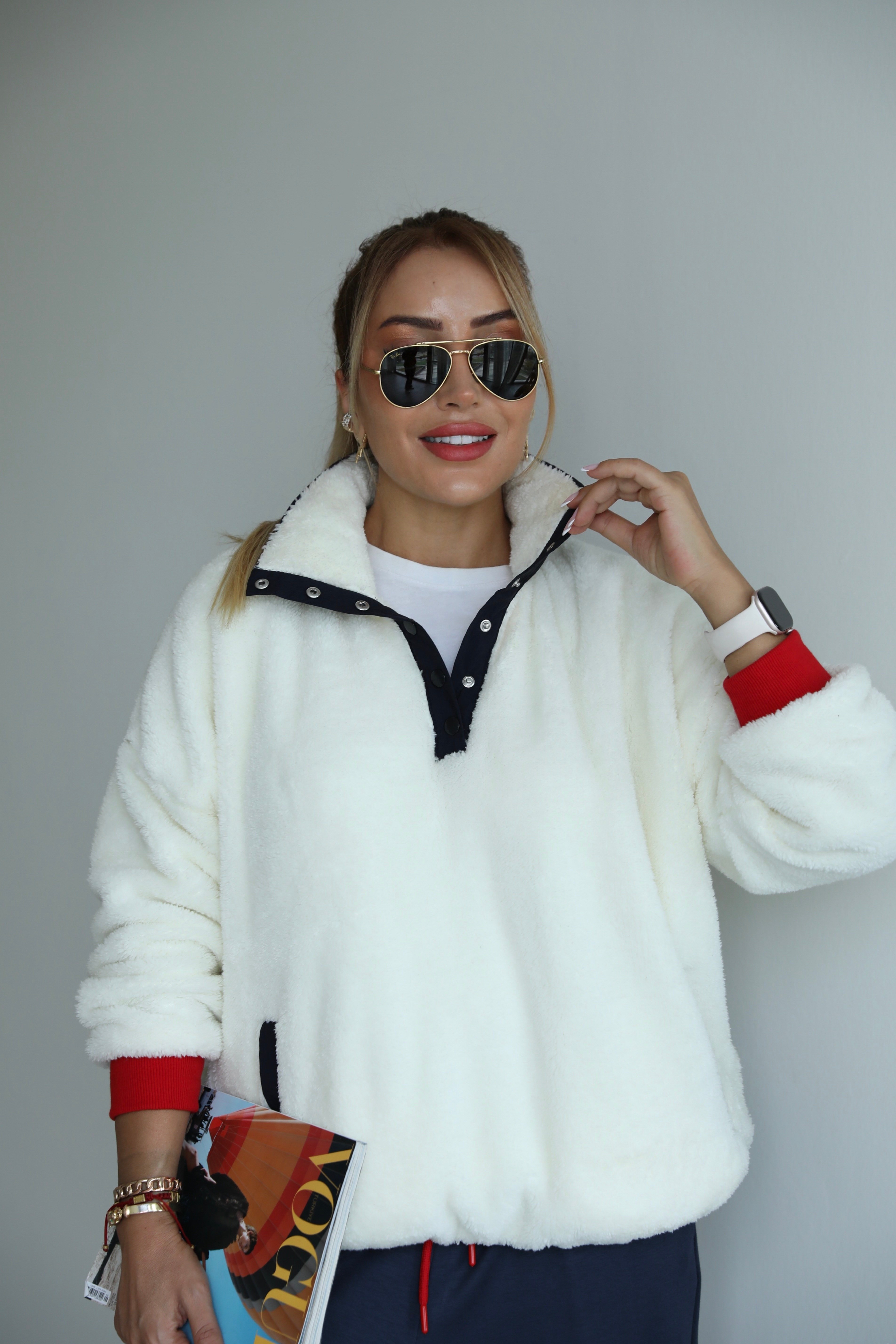 Ekru Sırt Nakışlı Peluş Sweat