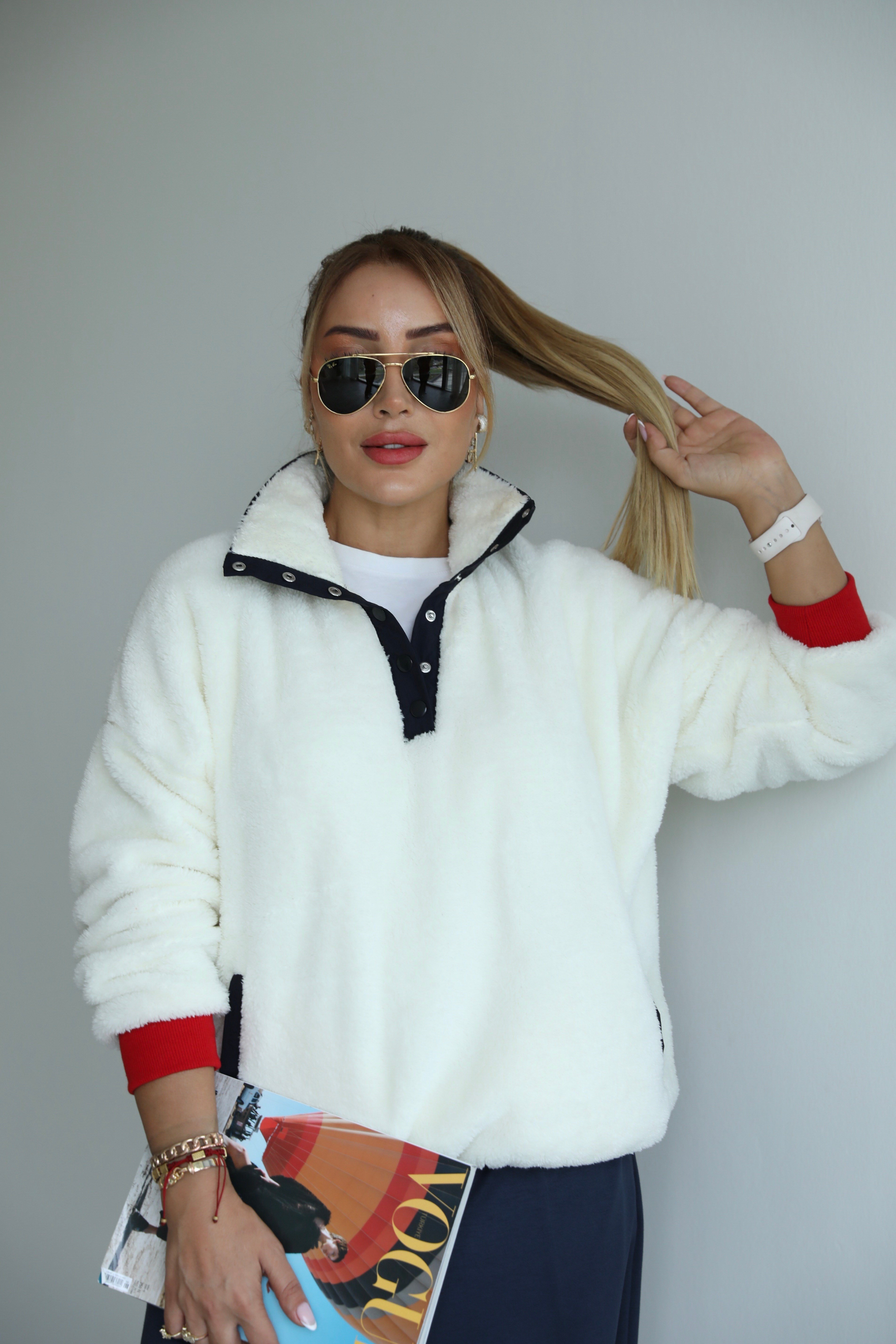 Ekru Sırt Nakışlı Peluş Sweat