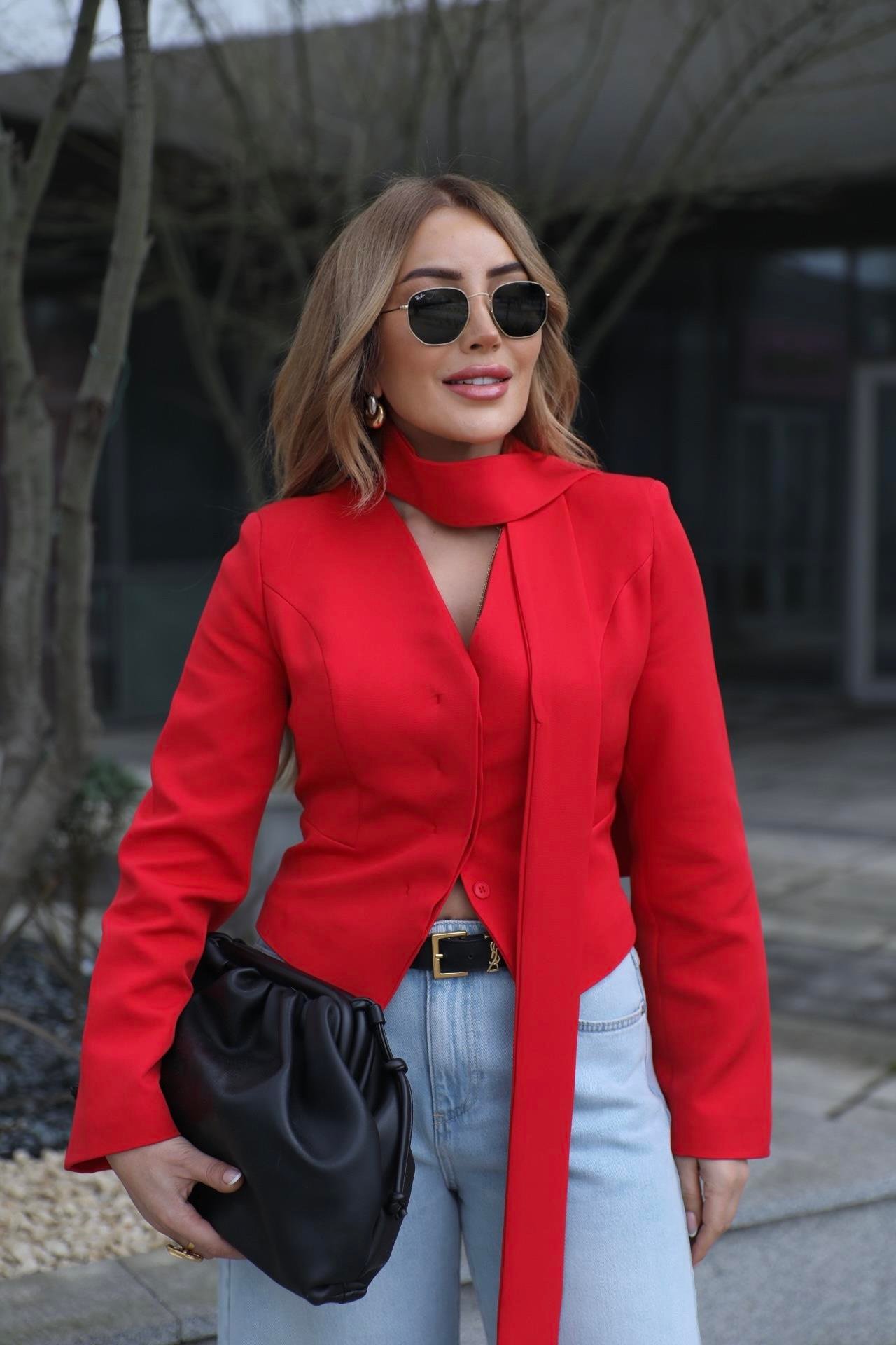 Kırmızı Fularlı Blazer Ceket