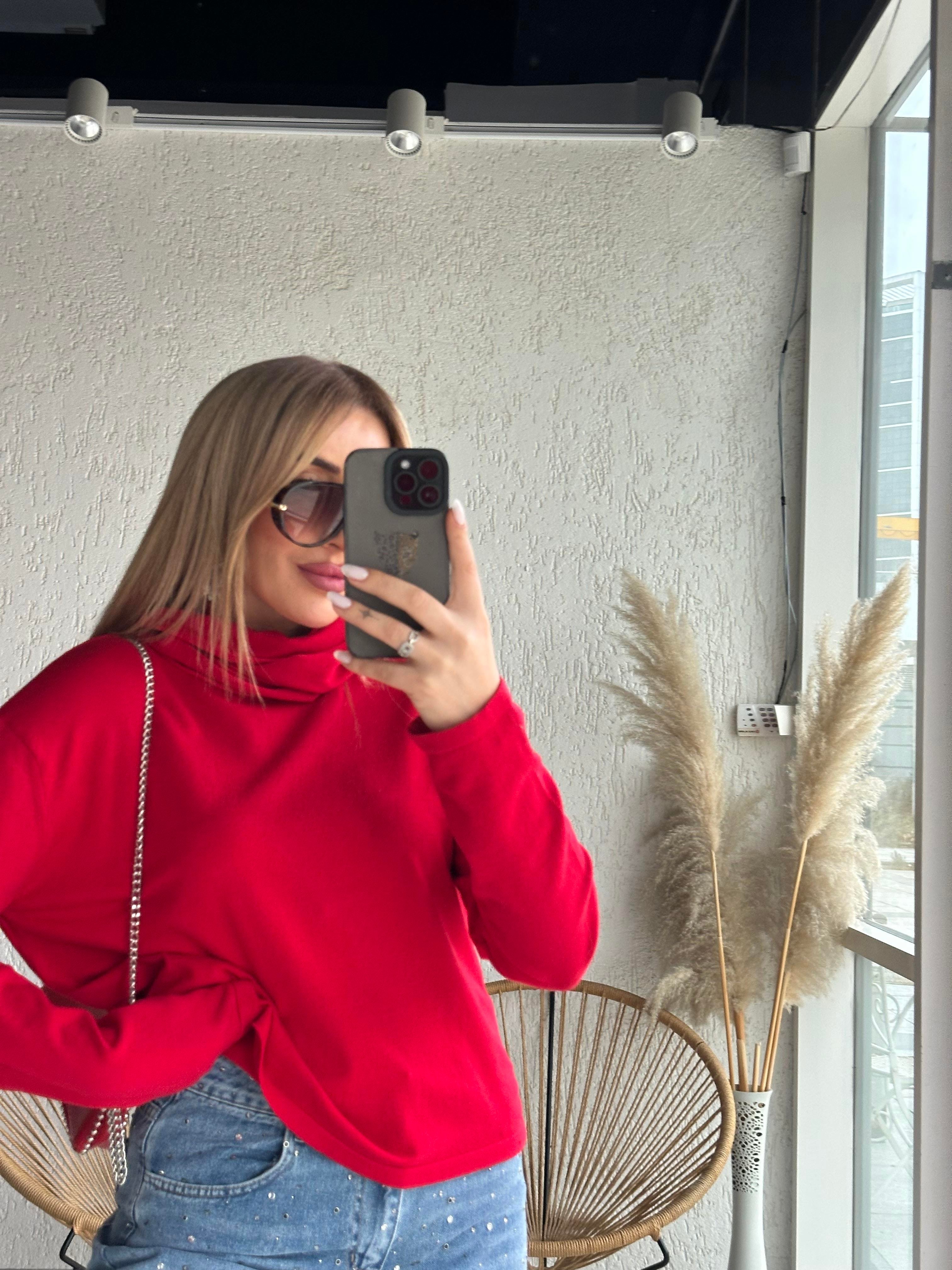 Kırmızı Fularlı Triko