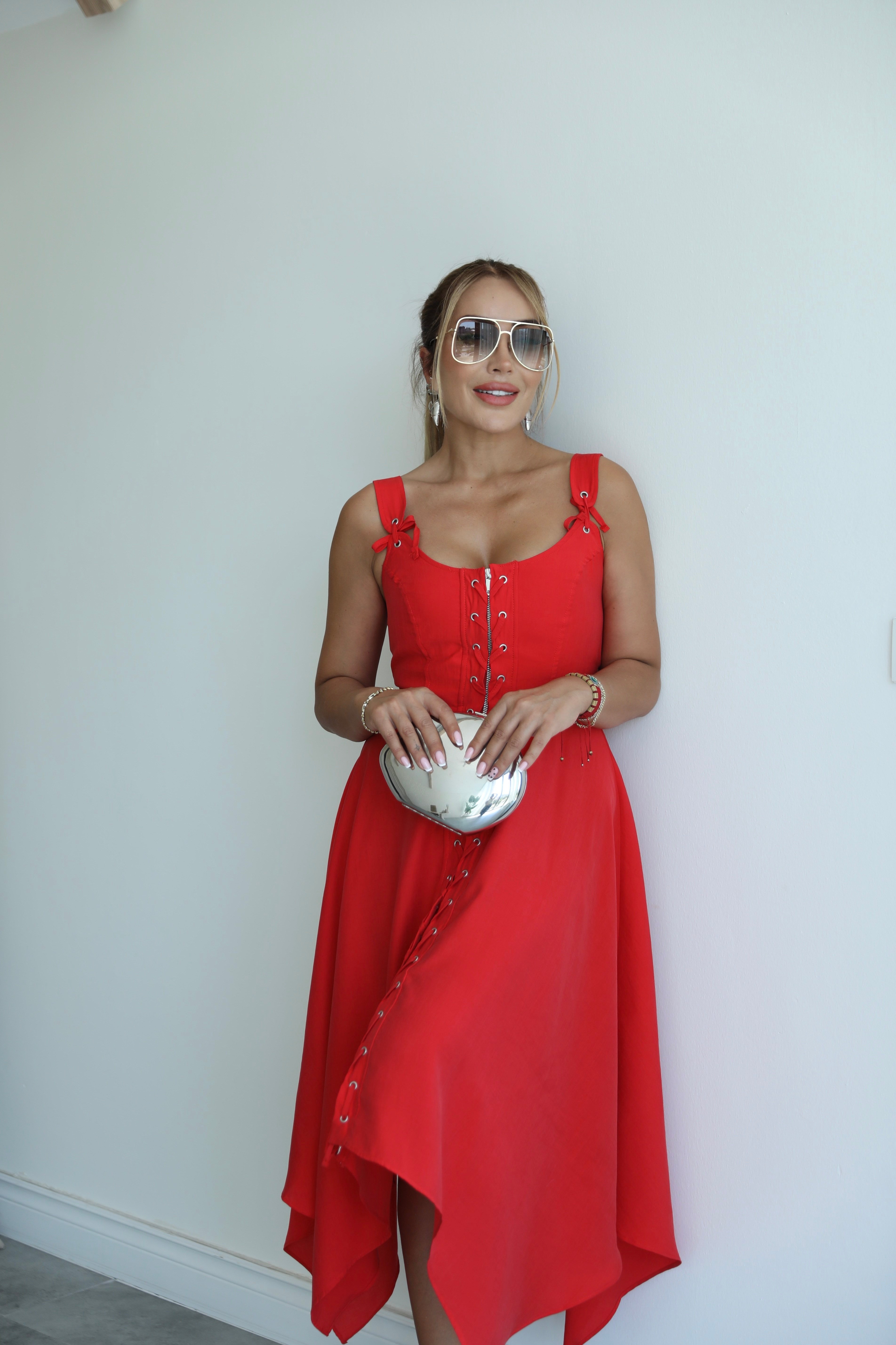 Kırmızı Kuşgözü Detaylı Asimetrik Elbise 