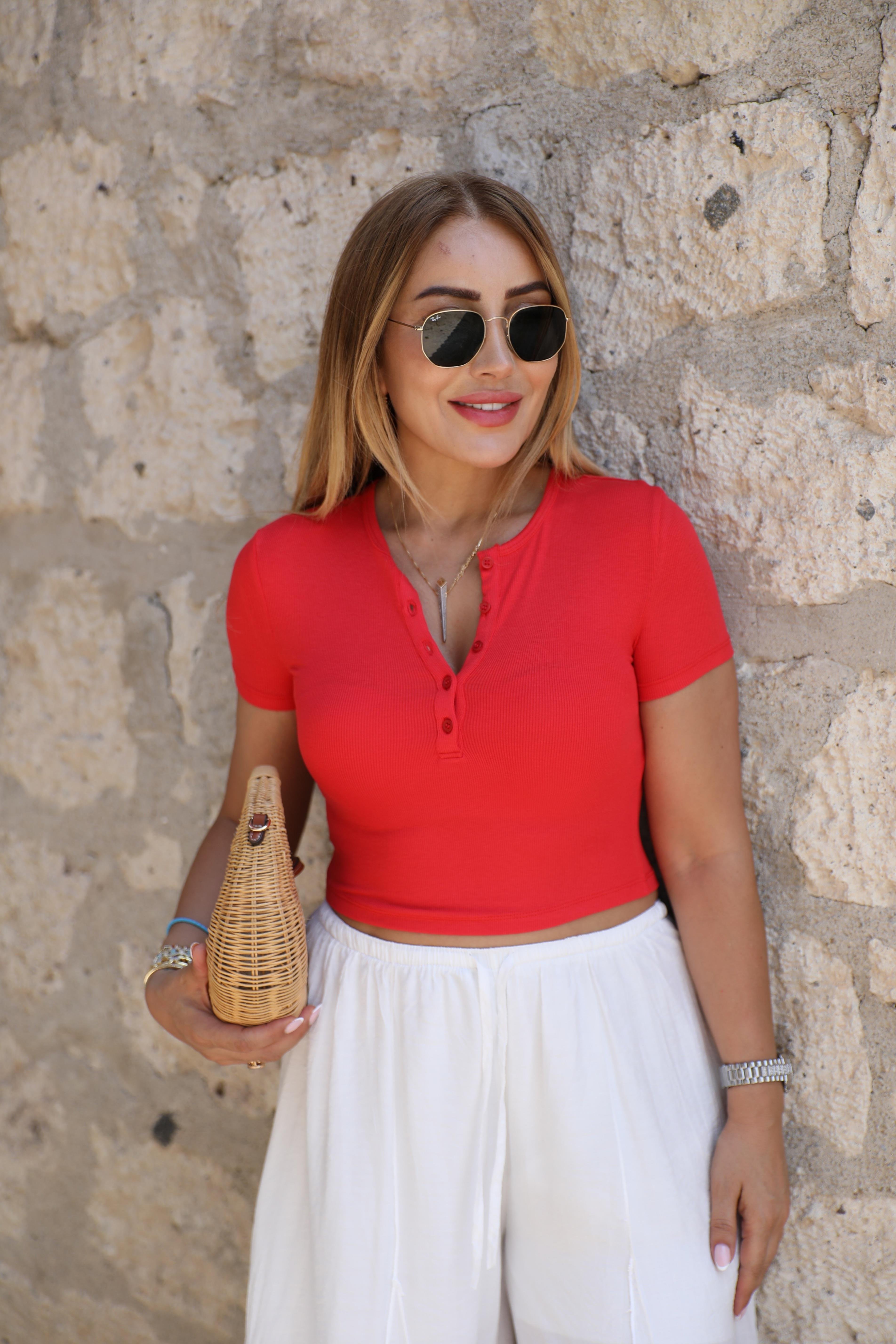 Kırmızı V Yaka Düğmeli T-shirt