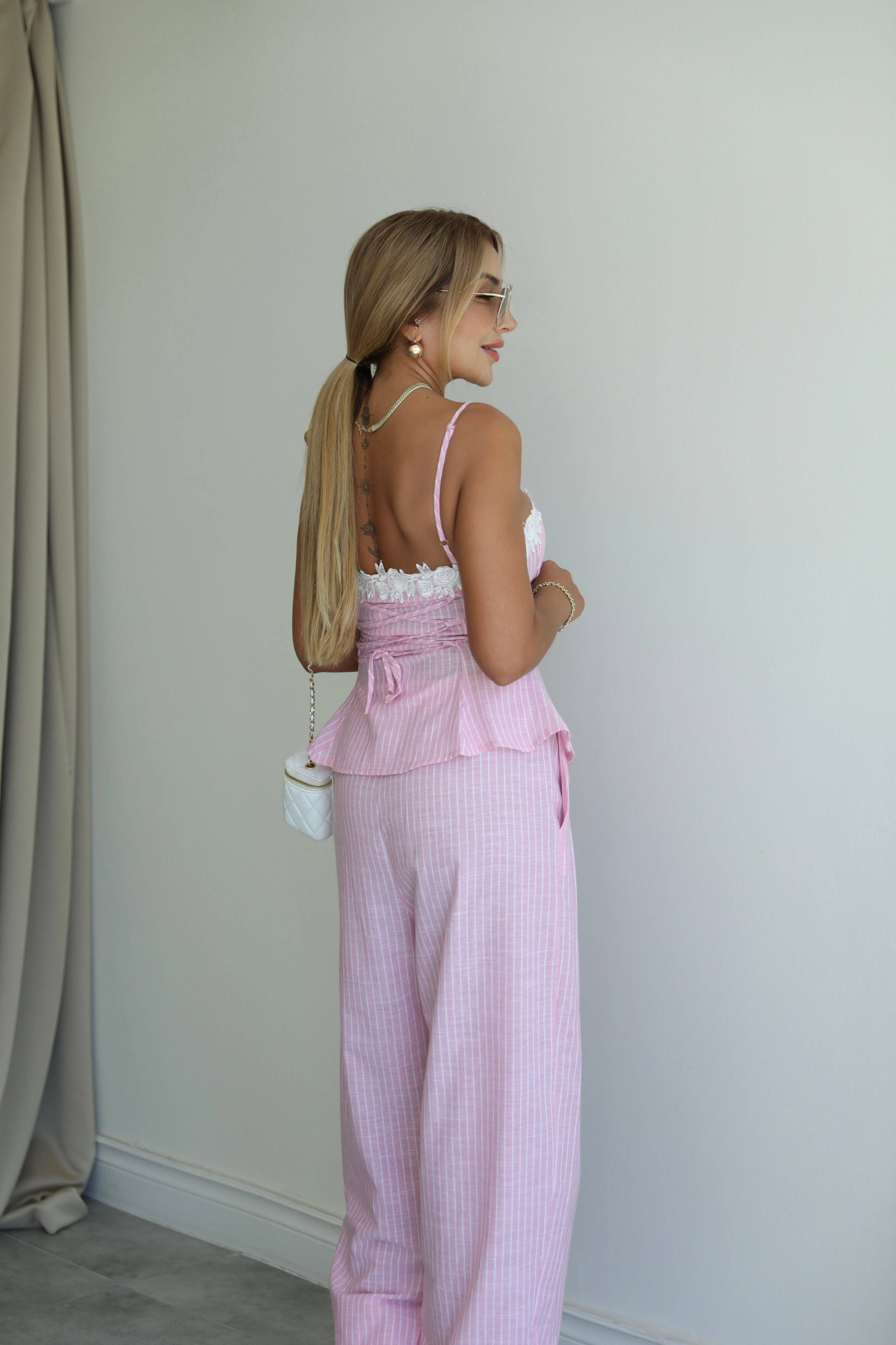 Pembe Beyaz Çizgili Keten Balenli Takım 