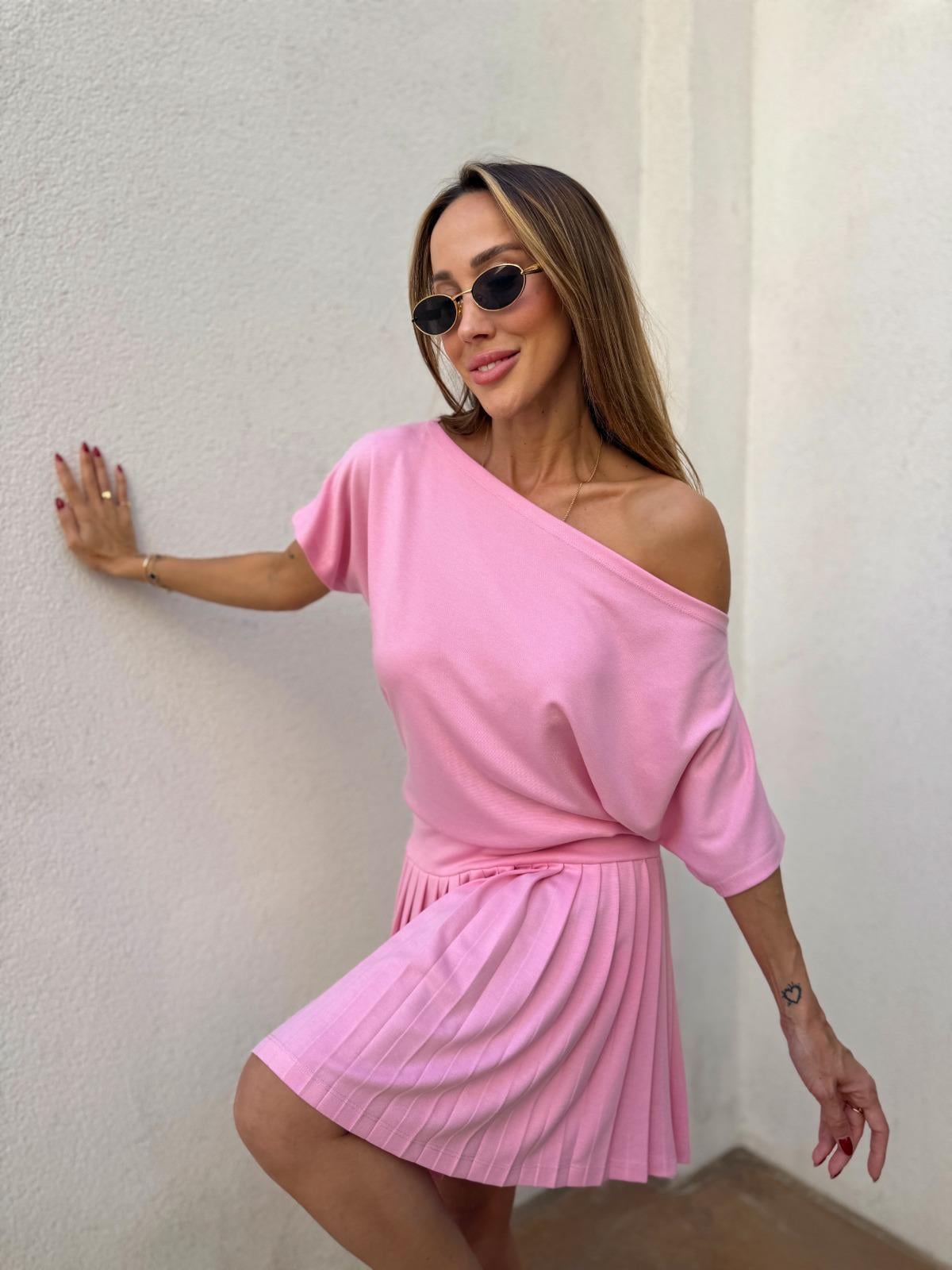 Pembe Piliseli Düşük Omuz Elbise 