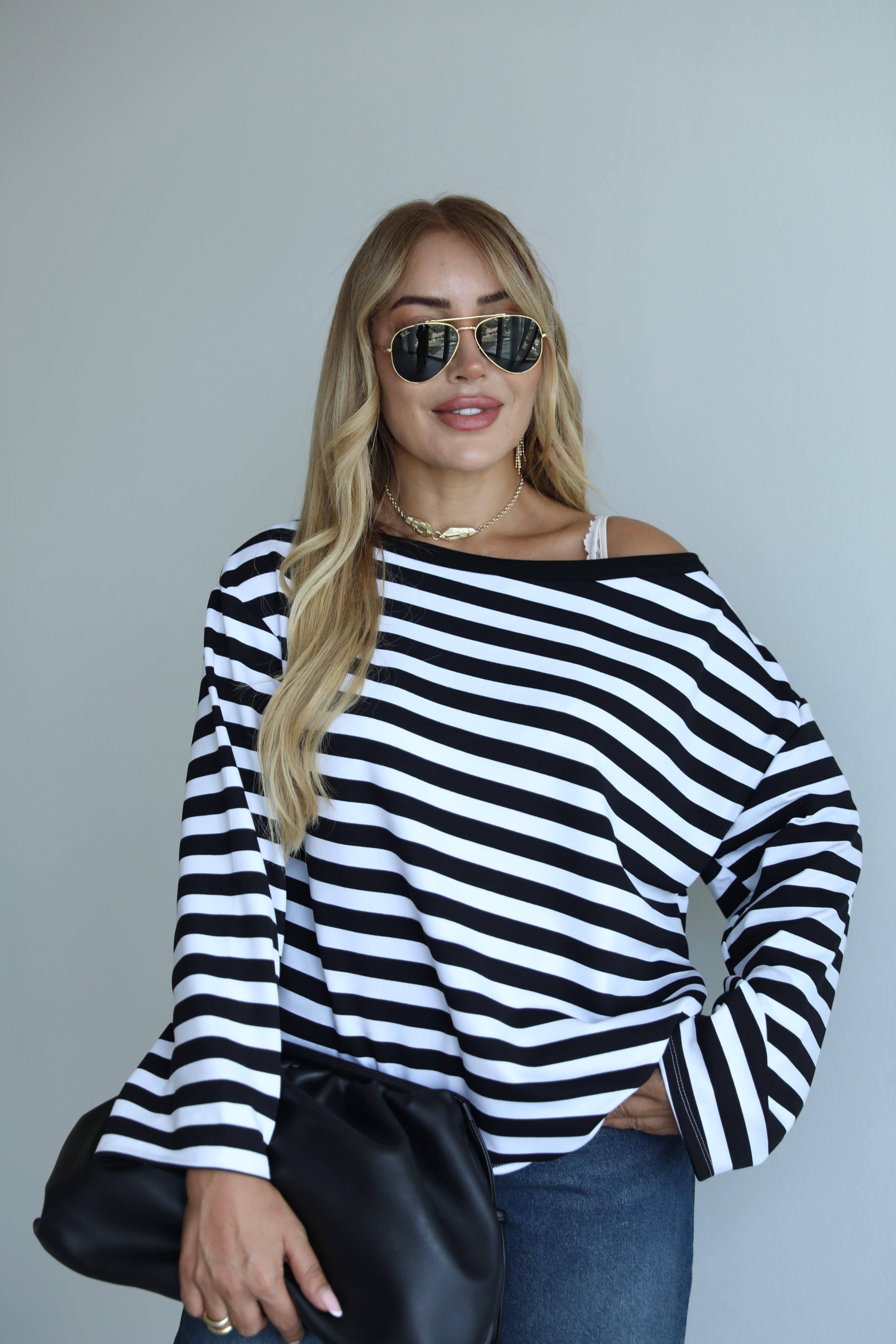 Siyah Beyaz Çizgili Kayık Yaka Basic T-shirt 