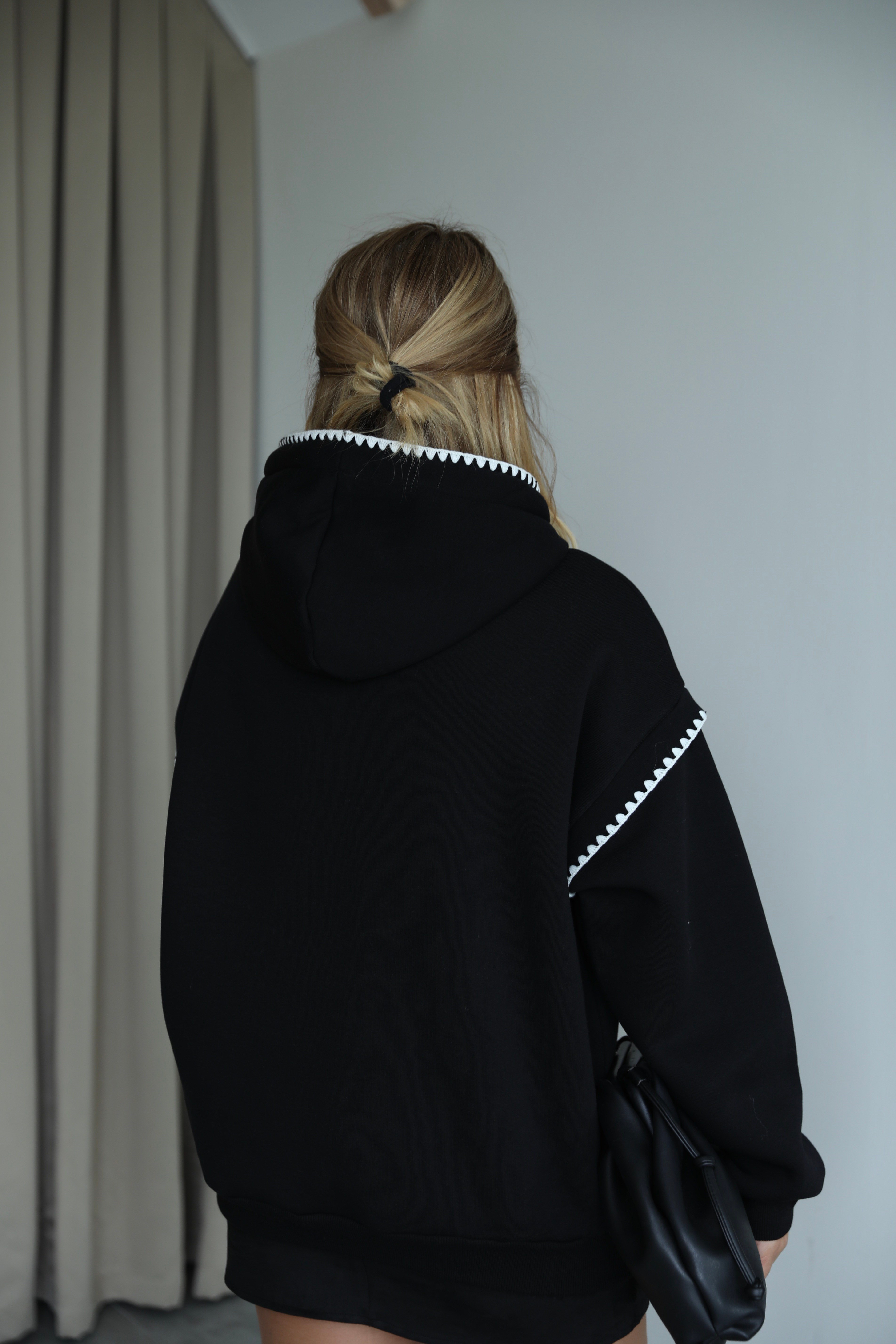 Siyah Beyaz Nakış Detaylı Kapüşonlu Sweat