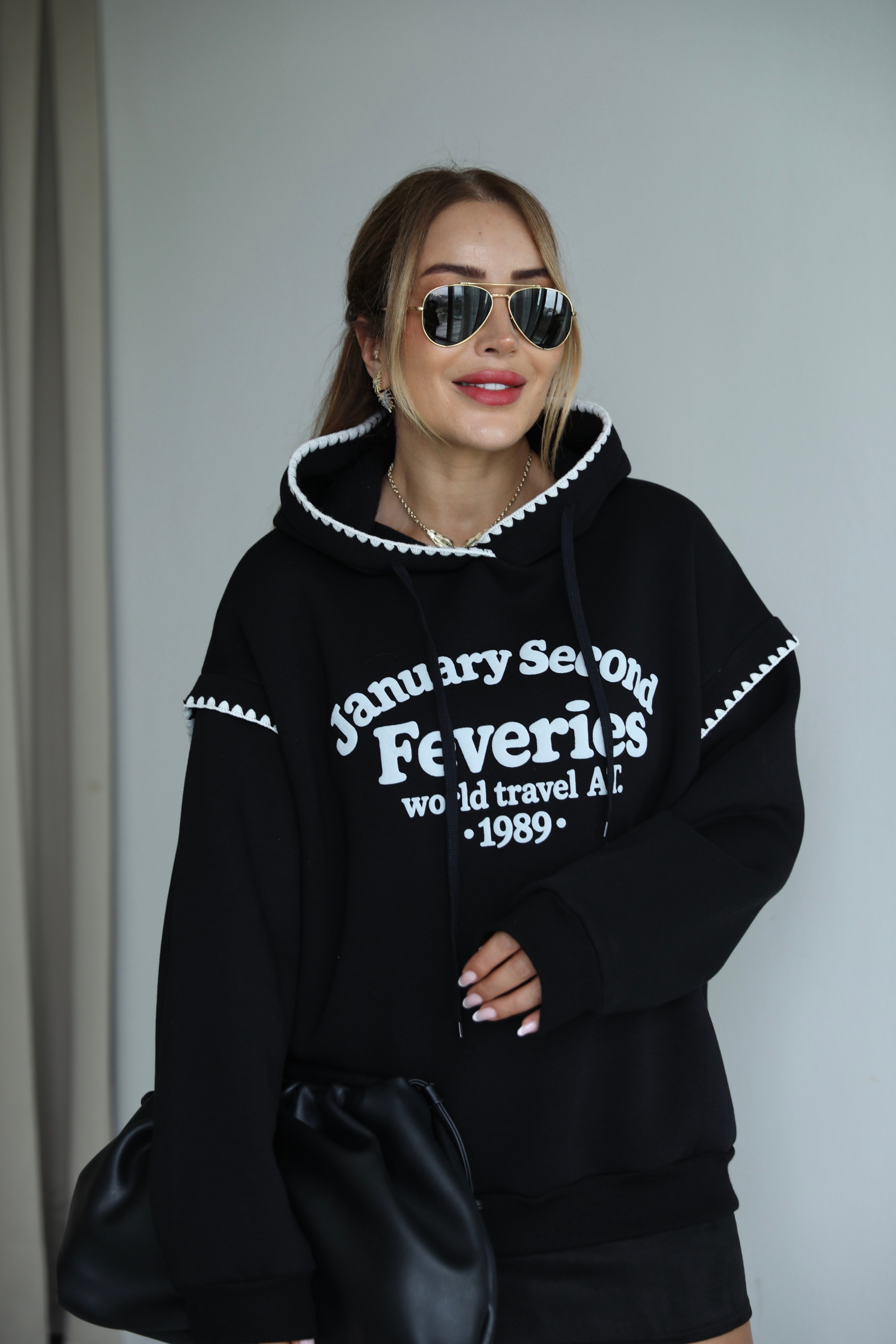 Siyah Beyaz Nakış Detaylı Kapüşonlu Sweat