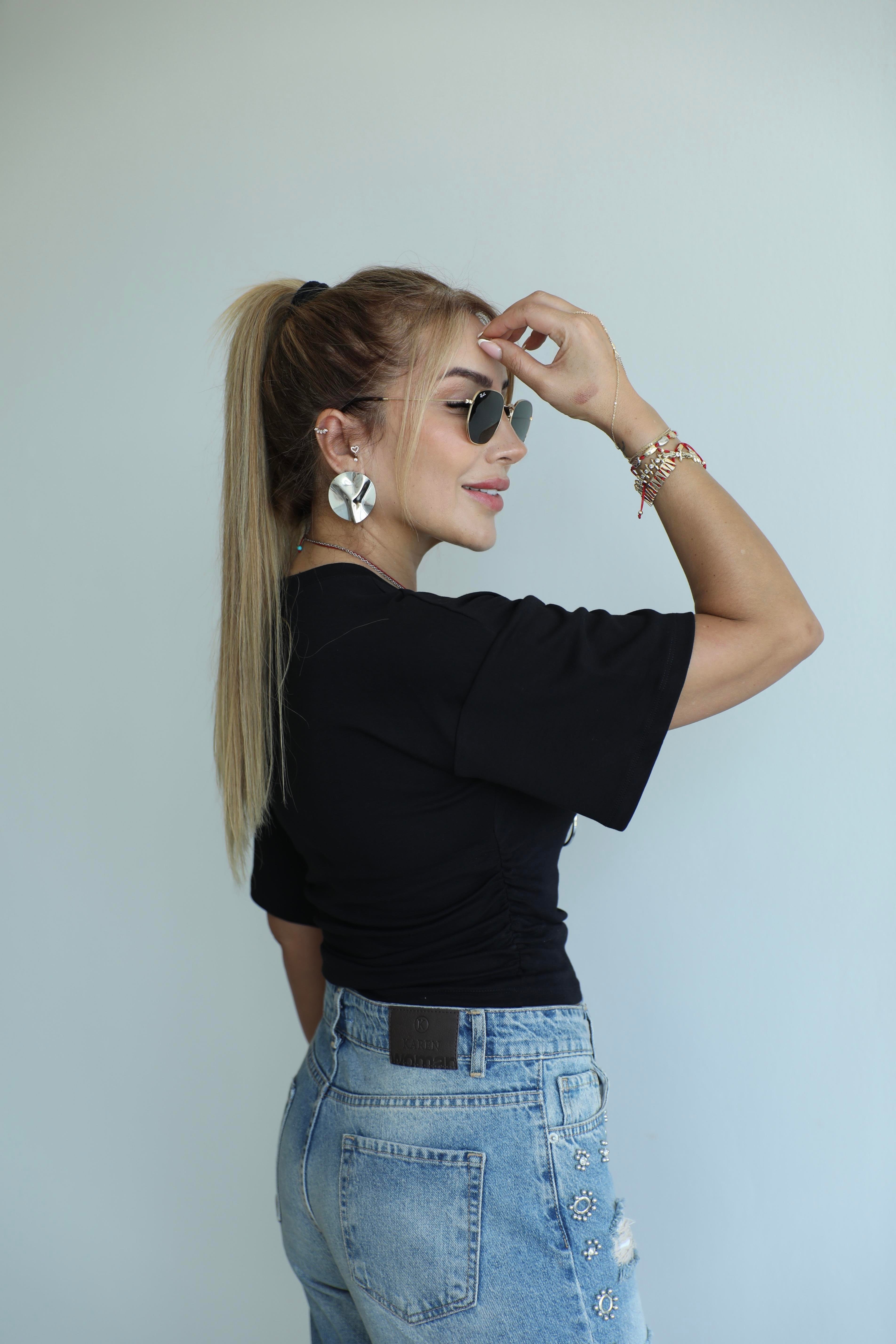 Siyah Büzgü Detaylı T-shirt