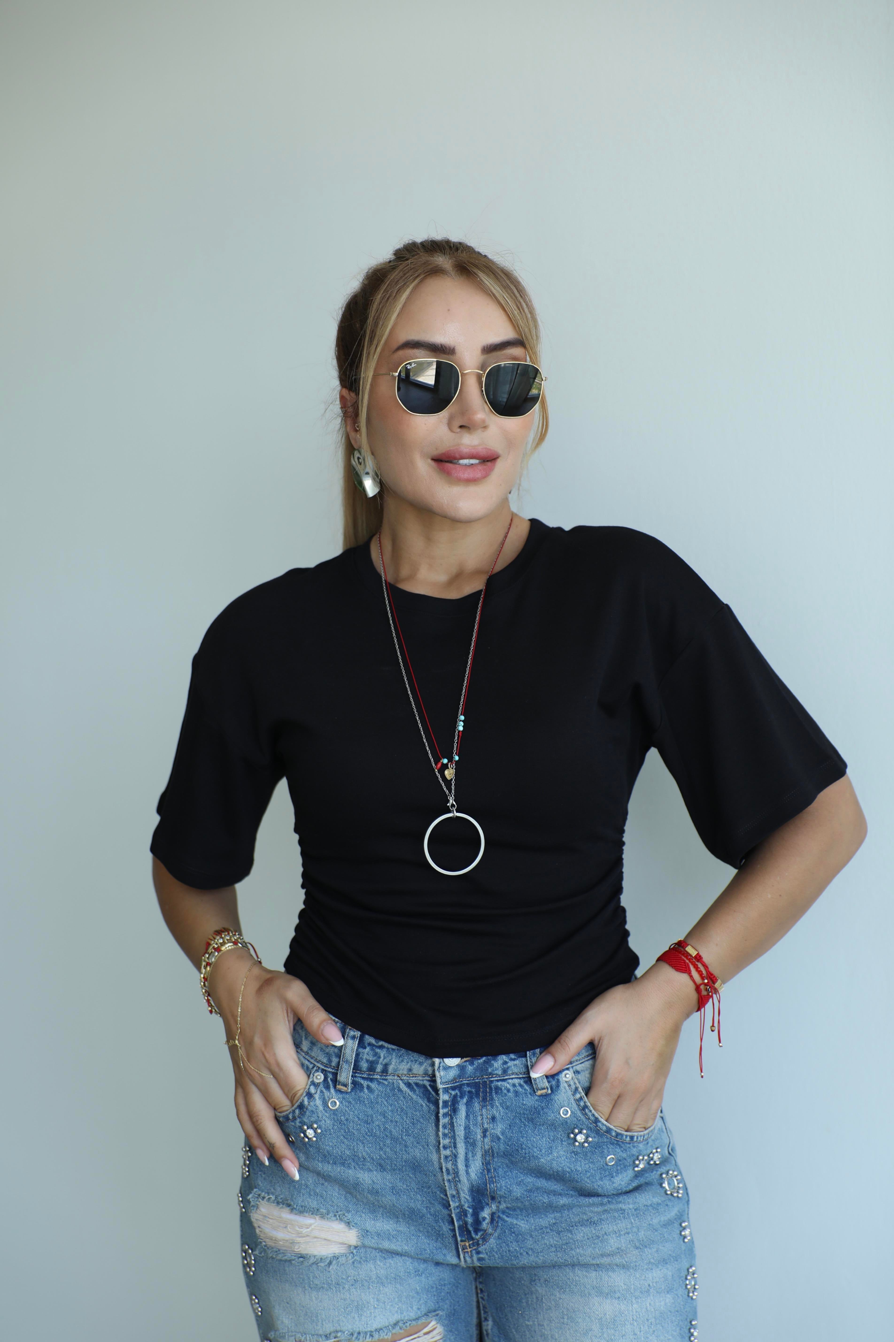 Siyah Büzgü Detaylı T-shirt