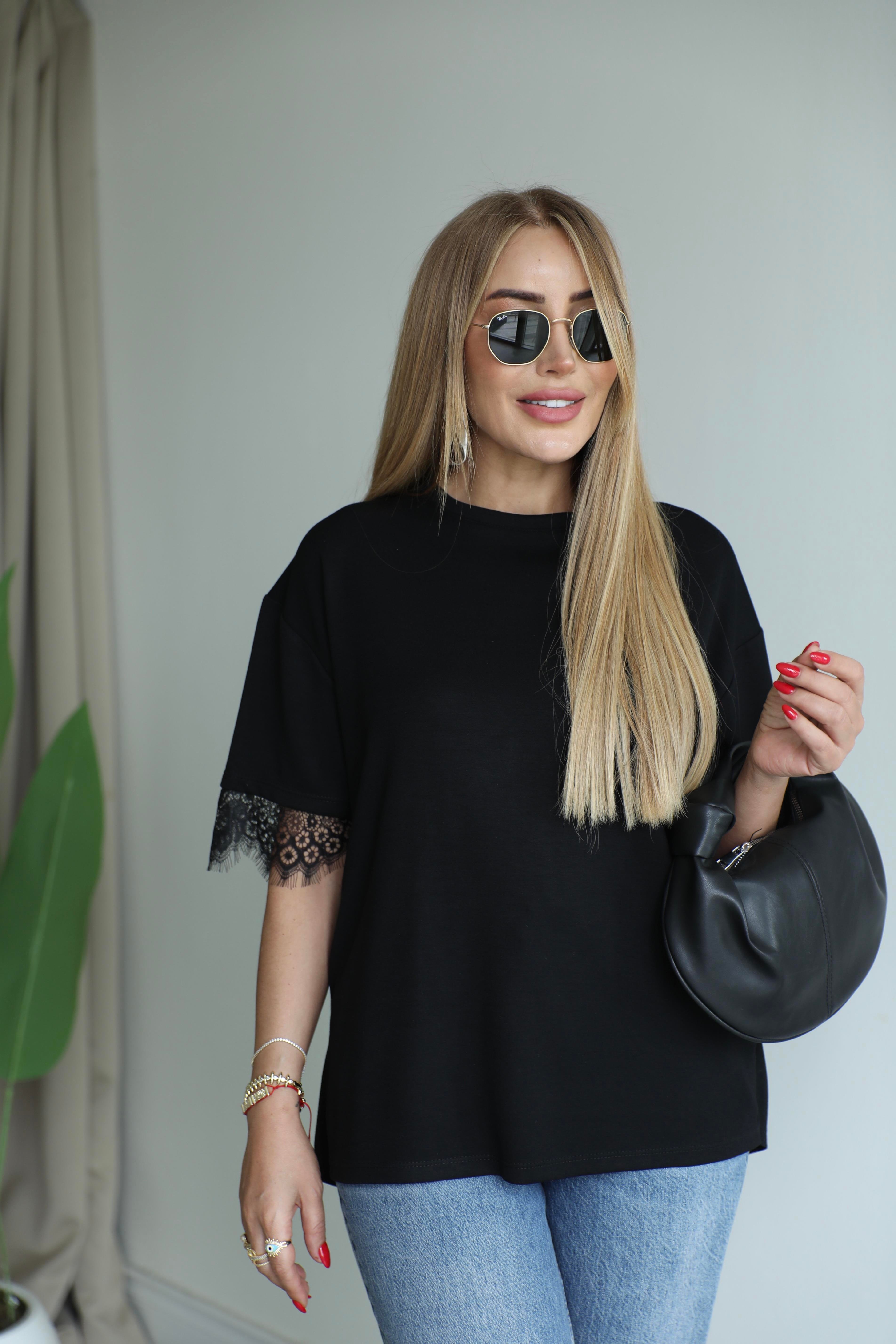 Siyah Dantel Dekolteli T-shirt