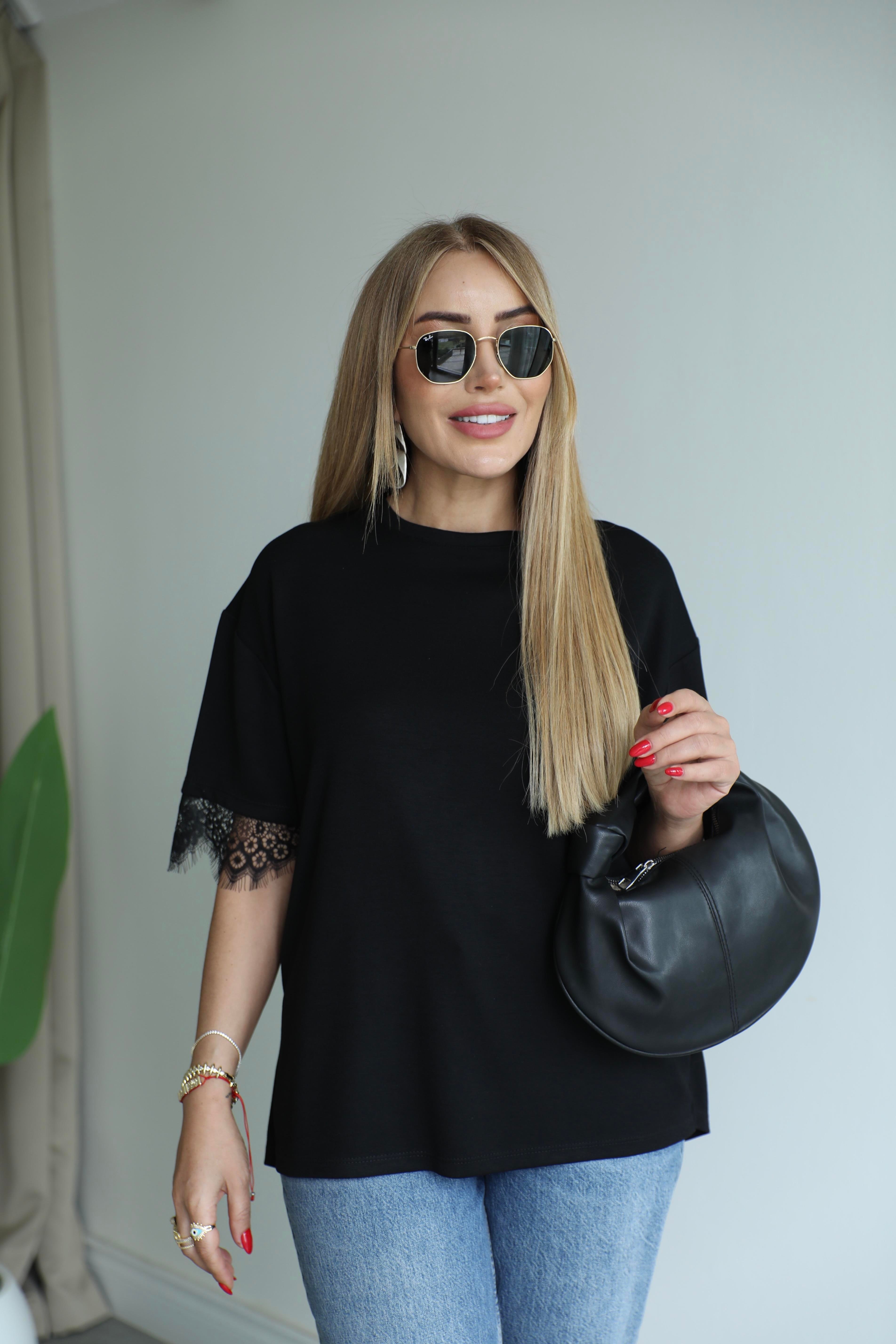 Siyah Dantel Dekolteli T-shirt