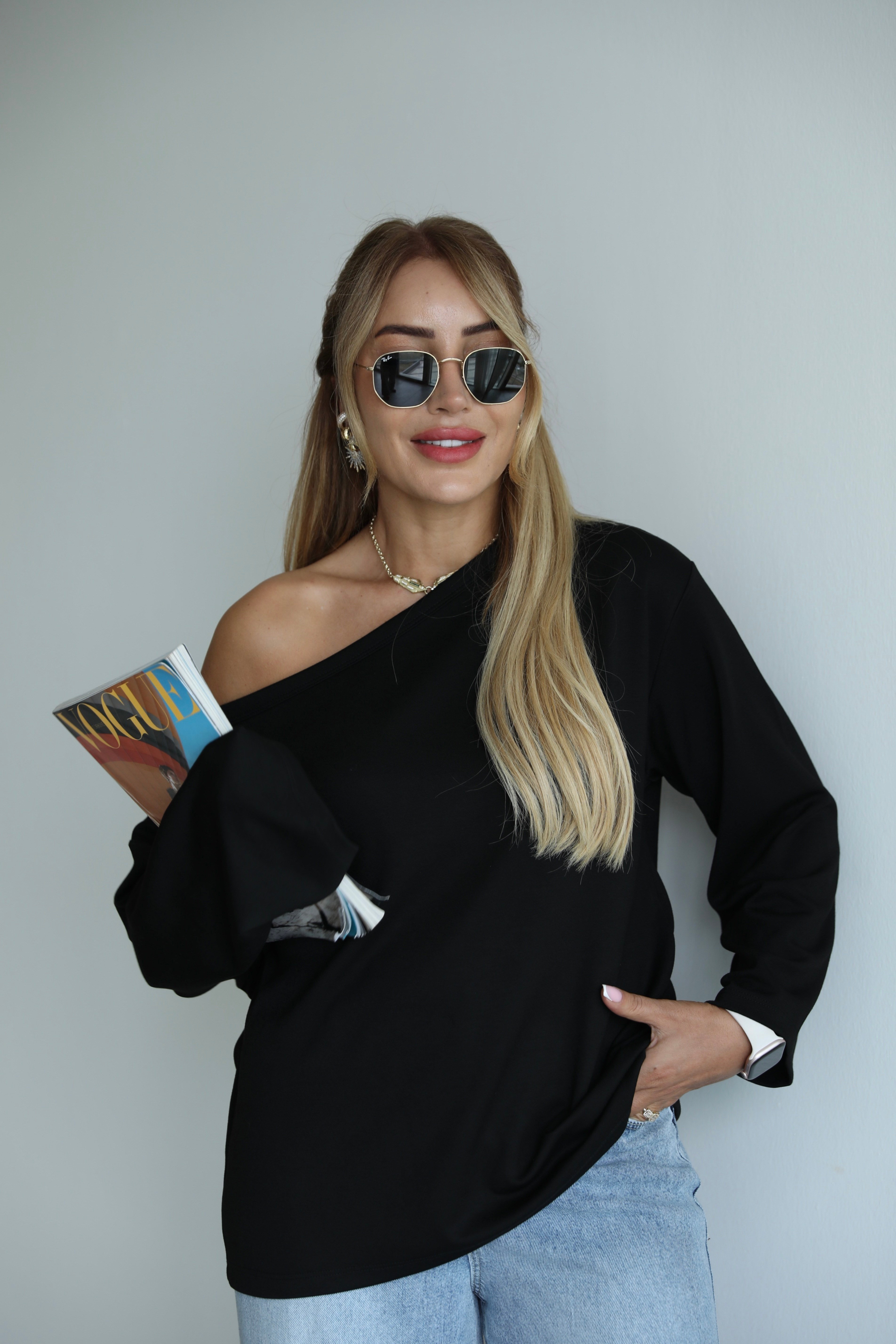 Siyah Düşük Omuz Salaş T-shirt 