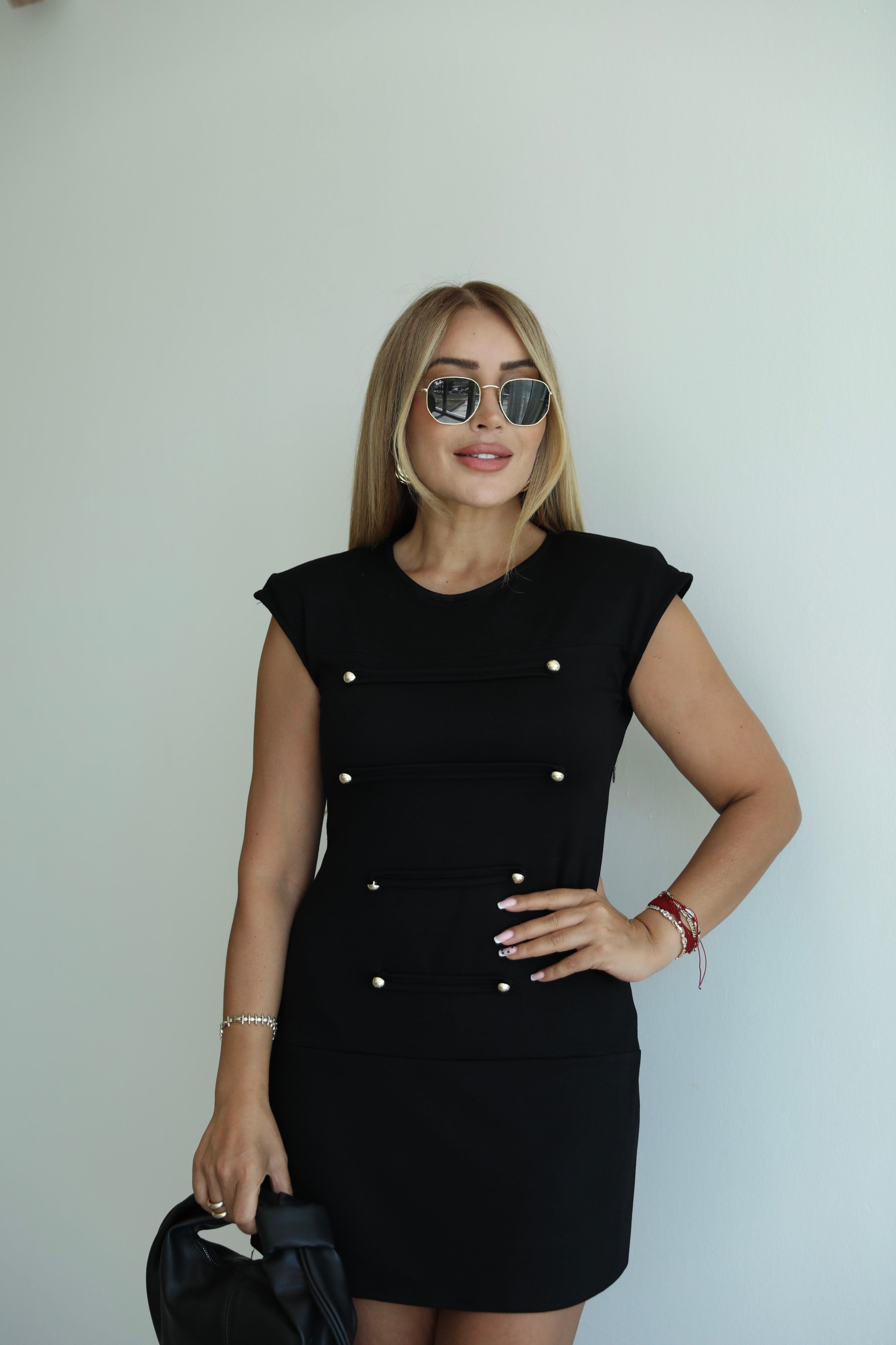 Siyah Gold Detaylı Vatkalı Elbise 