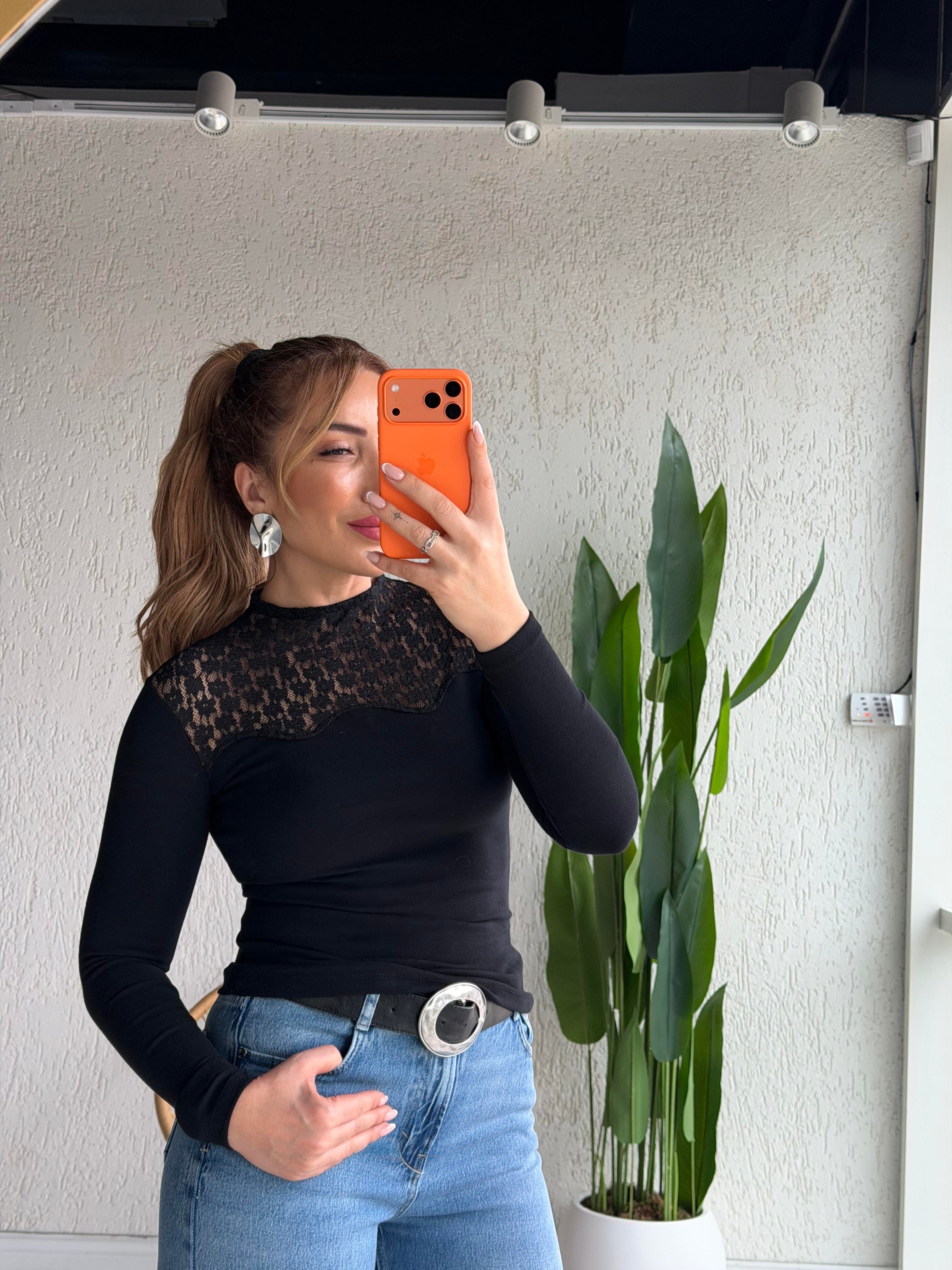 Siyah Güpür Detaylı Bluz