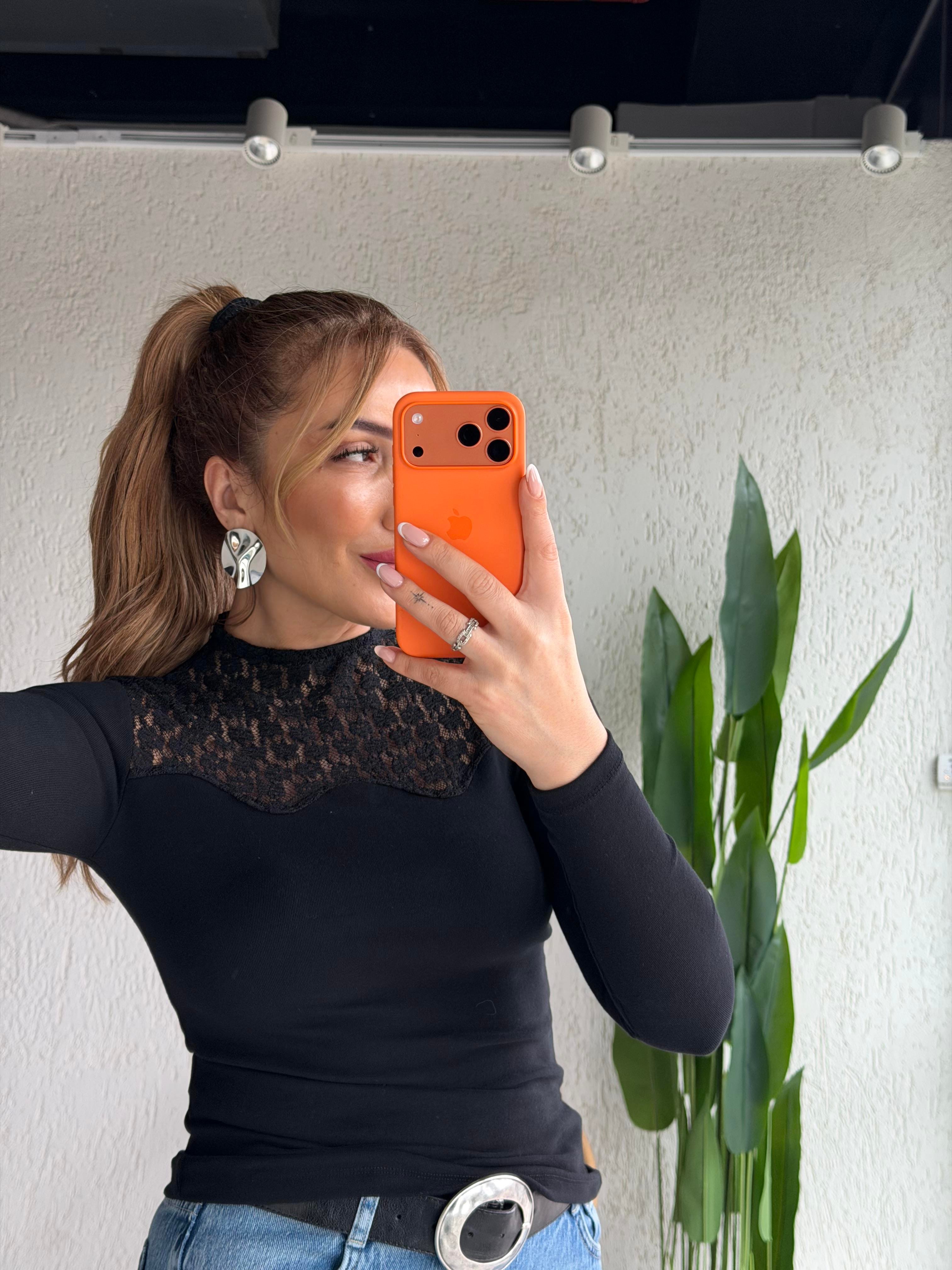 Siyah Güpür Detaylı Bluz