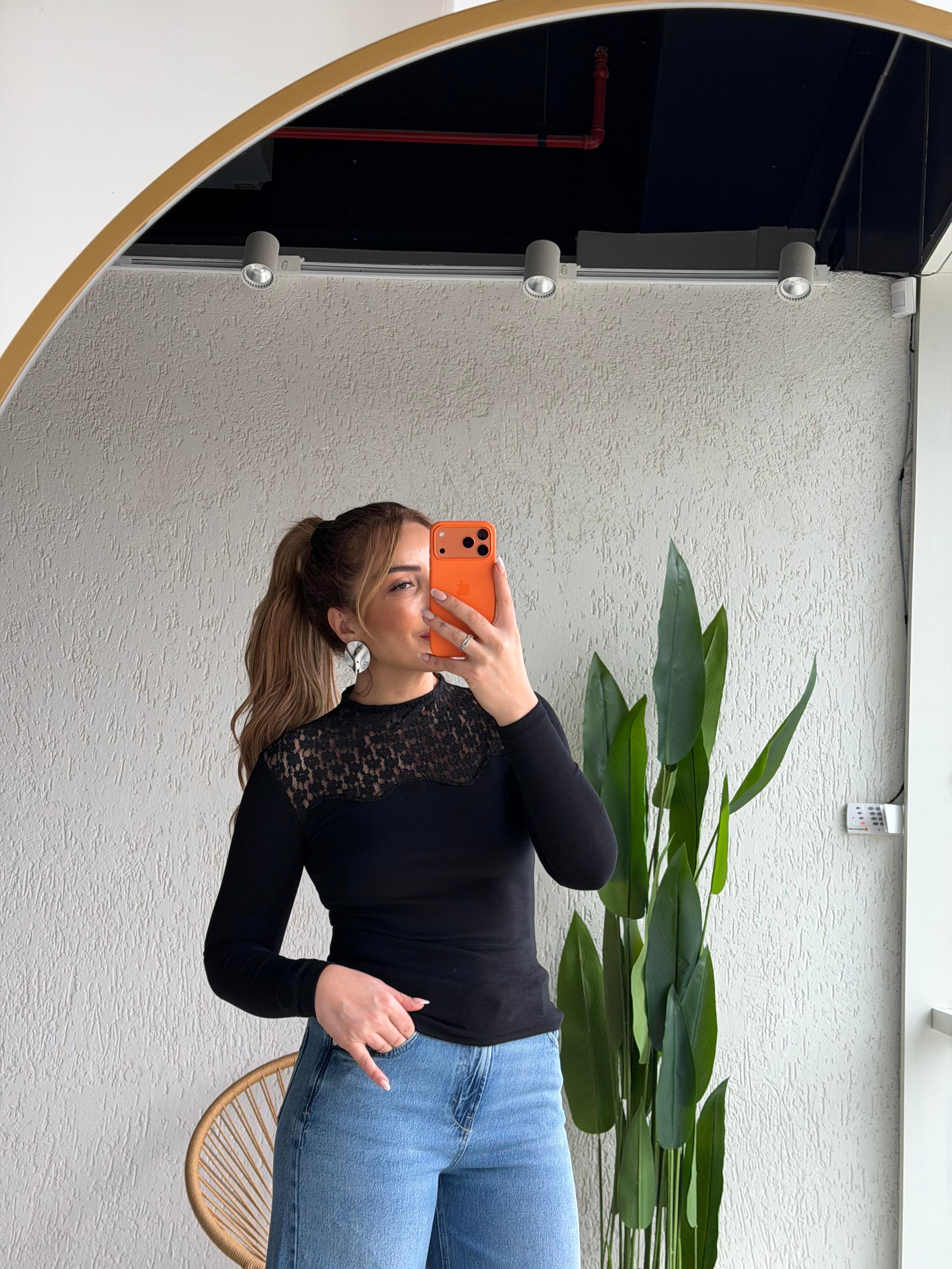 Siyah Güpür Detaylı Bluz