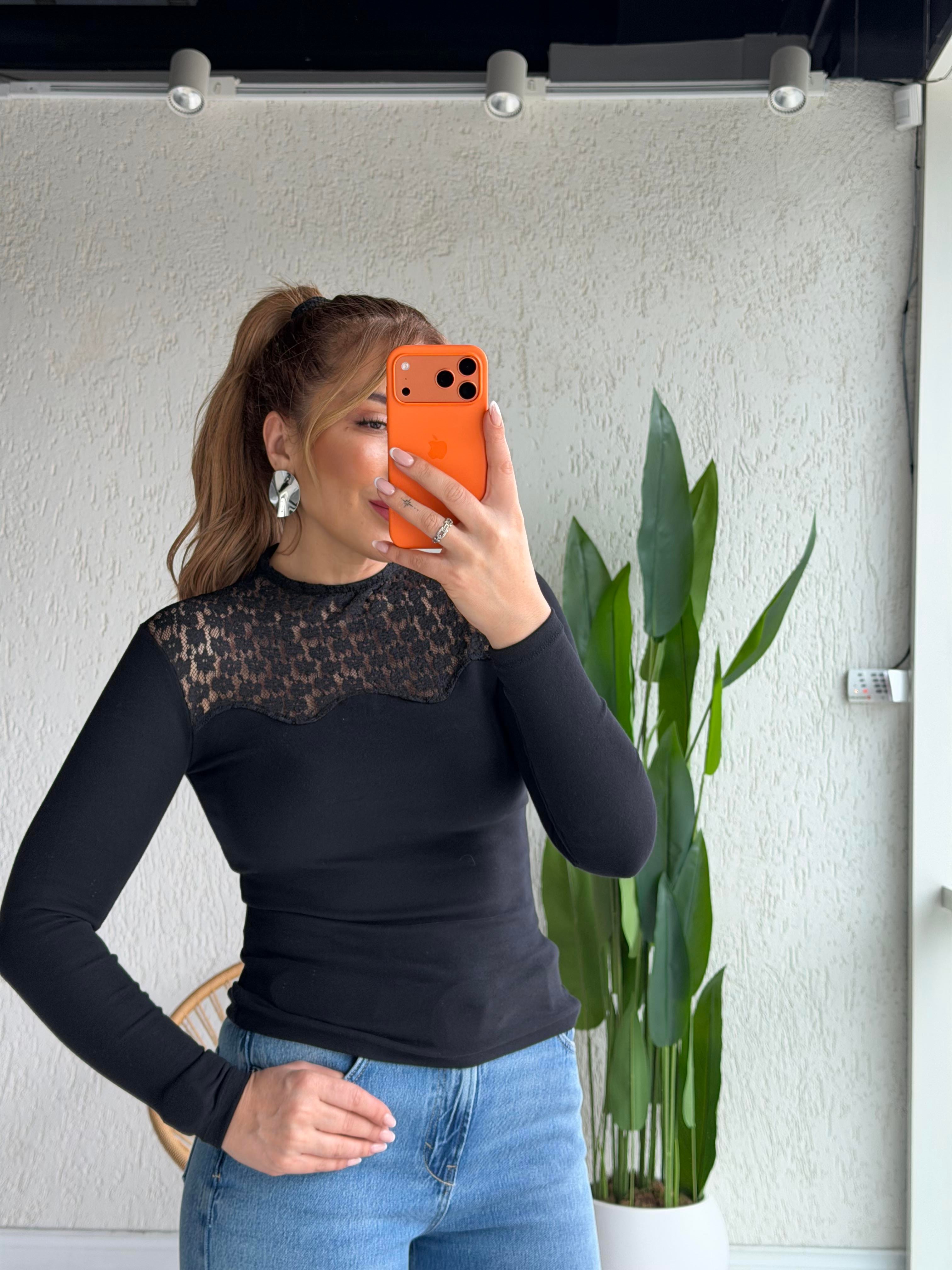 Siyah Güpür Detaylı Bluz