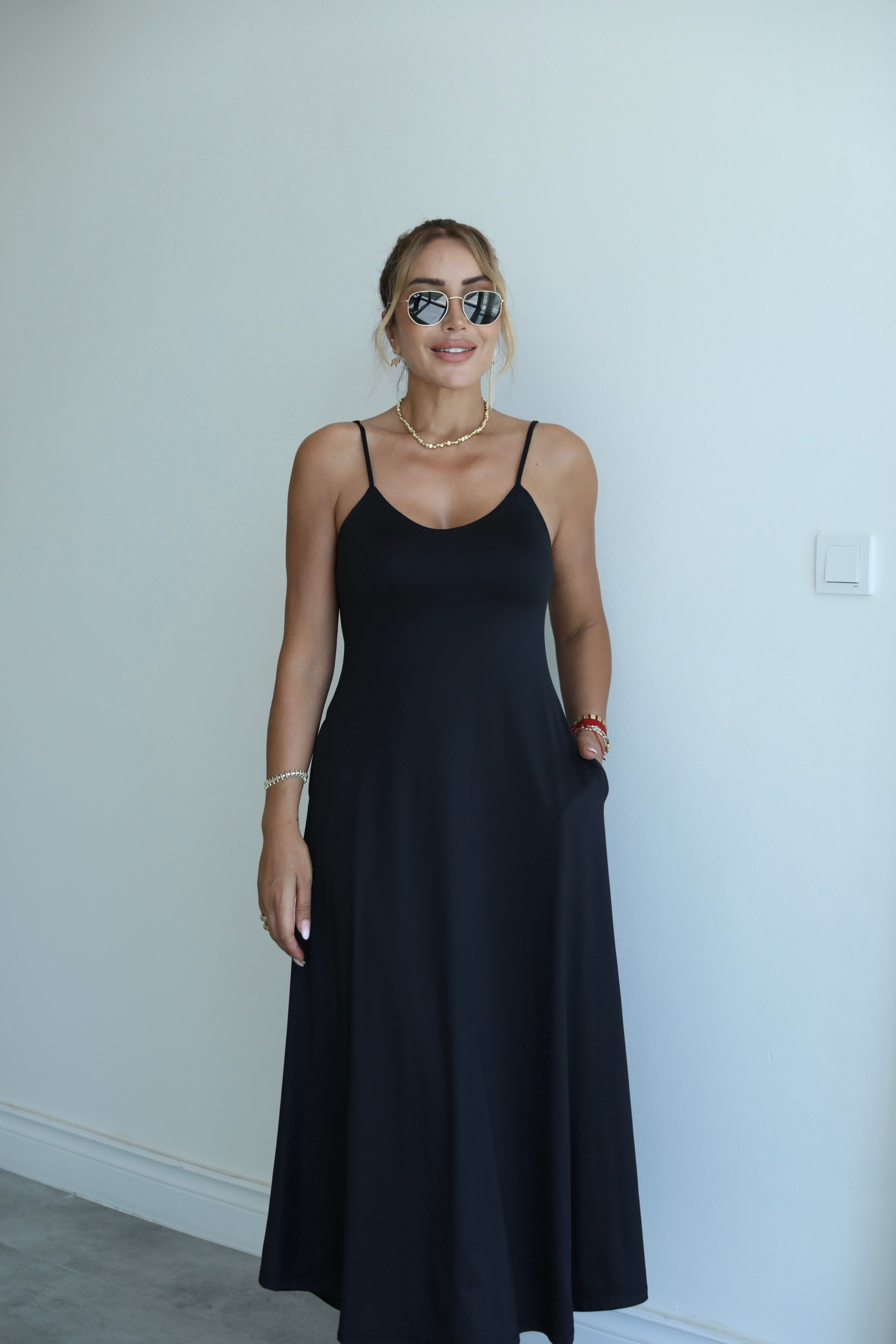 Siyah İnce Askılı Sandy Elbise 