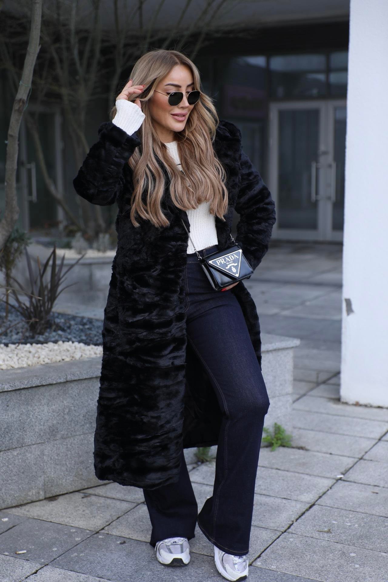 Siyah Kapüşonlu Kürk Kaban