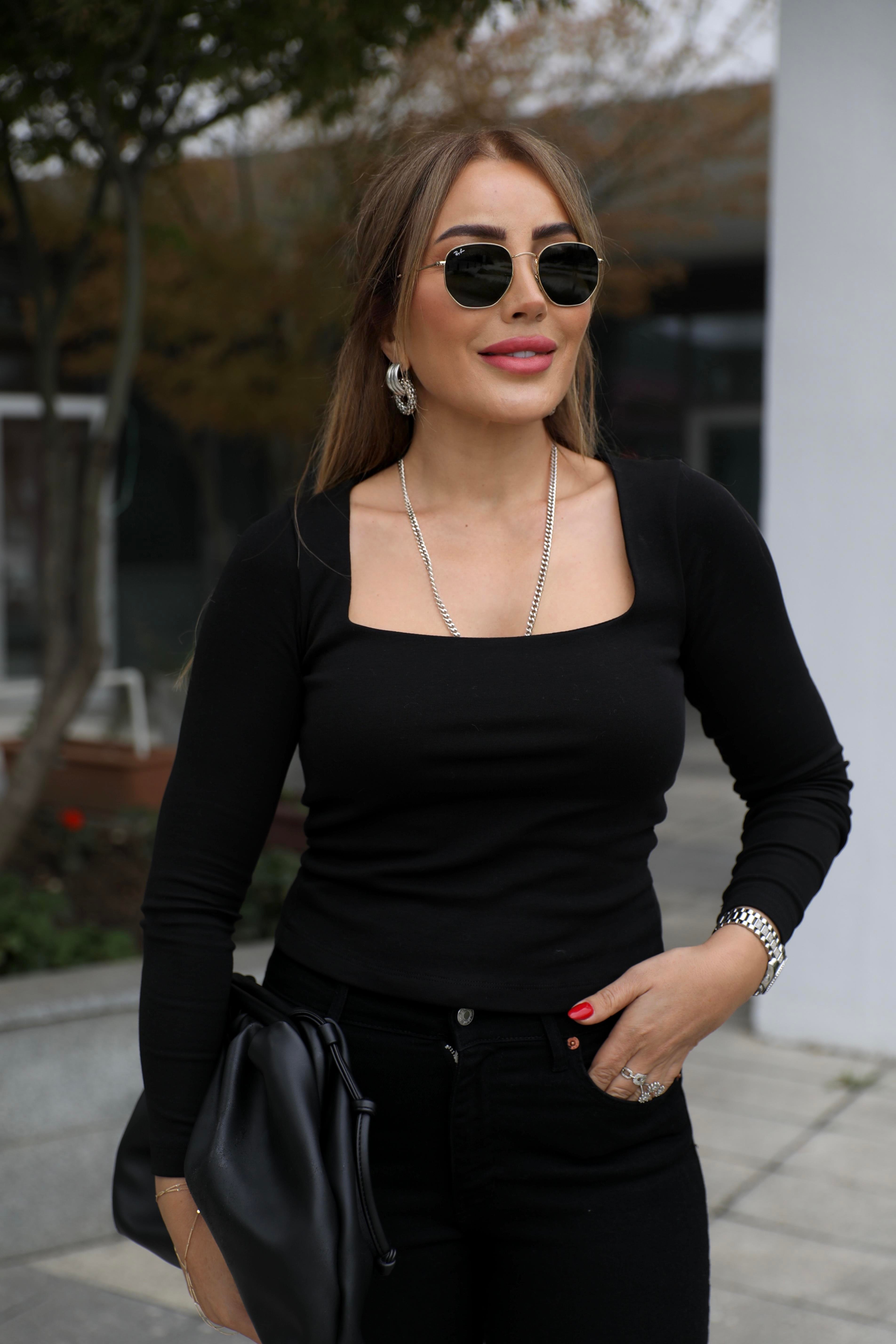 Siyah Kare Yaka Basic Bluz