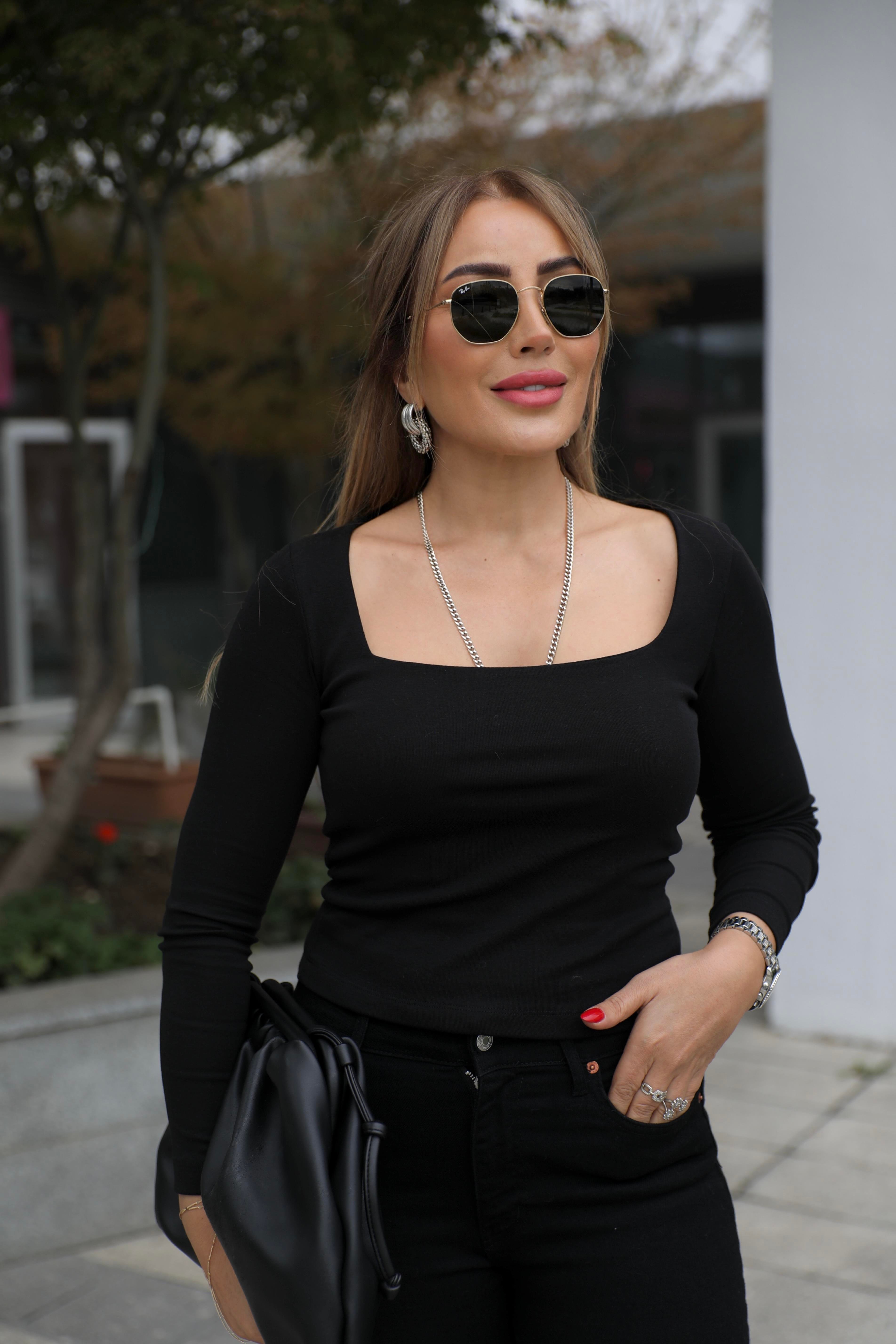 Siyah Kare Yaka Basic Bluz