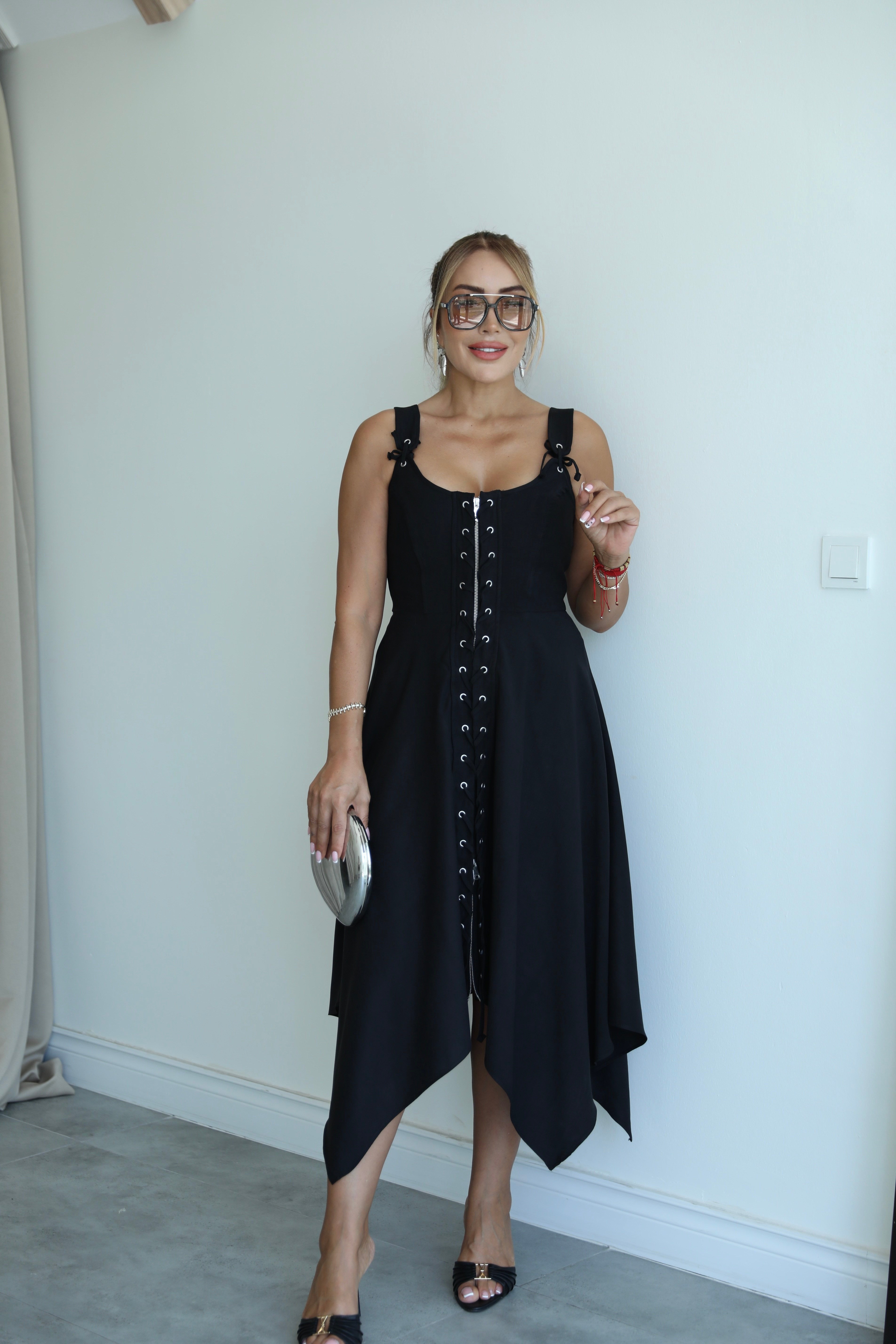 Siyah Kuşgözü Detaylı Asimetrik Elbise 