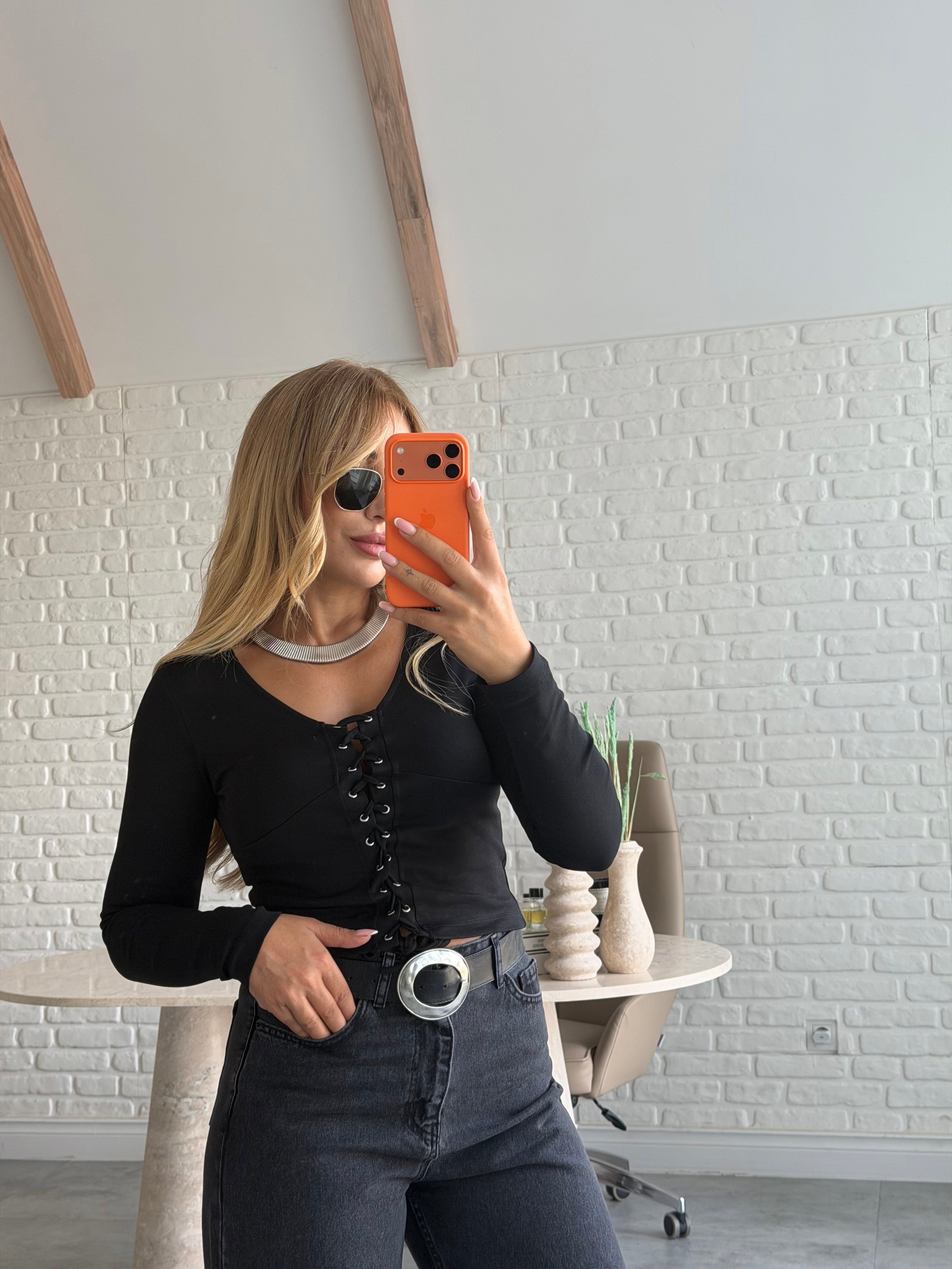 Siyah Kuşgözü Detaylı Bluz