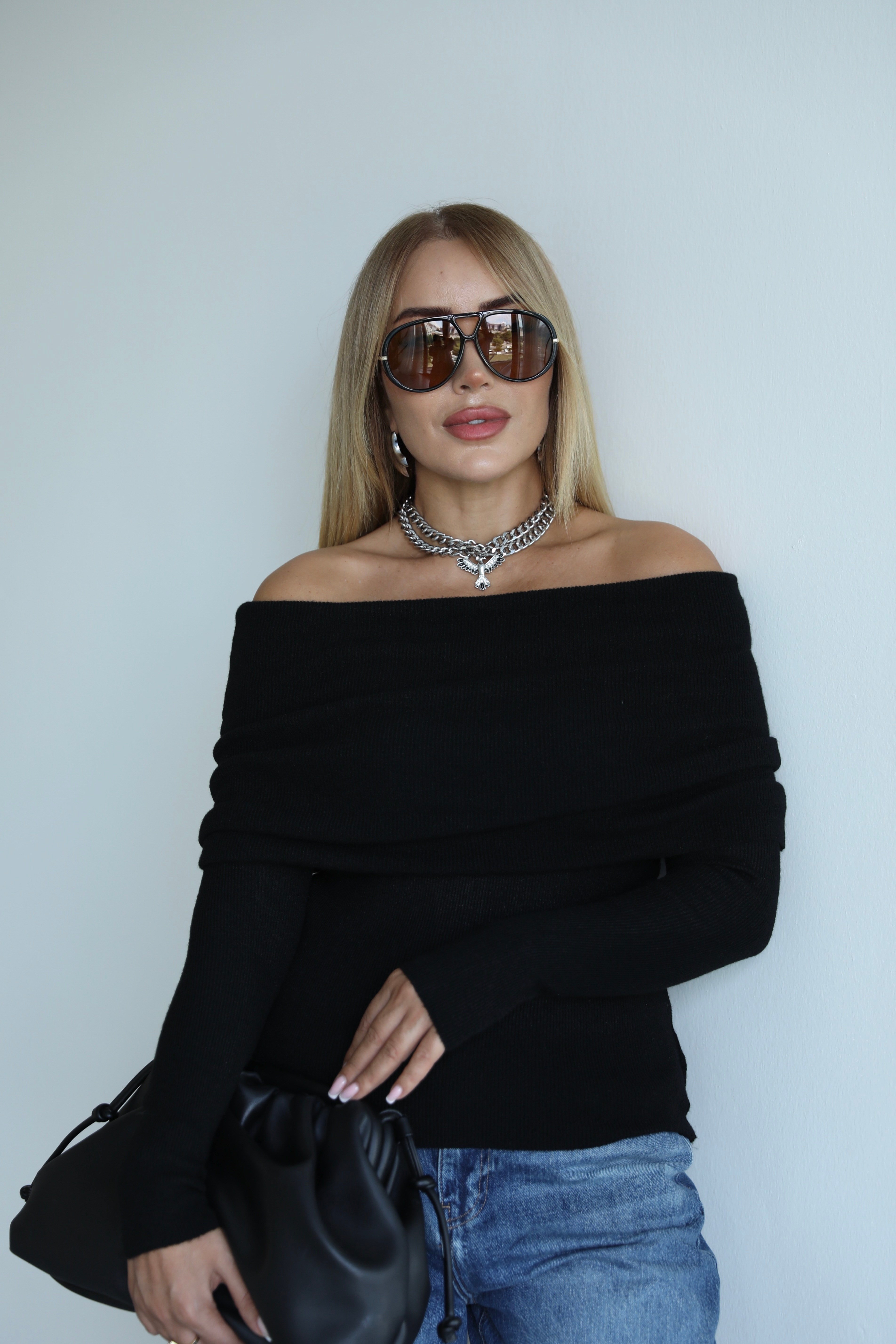 Siyah Madonna Yumoş Triko Kazak