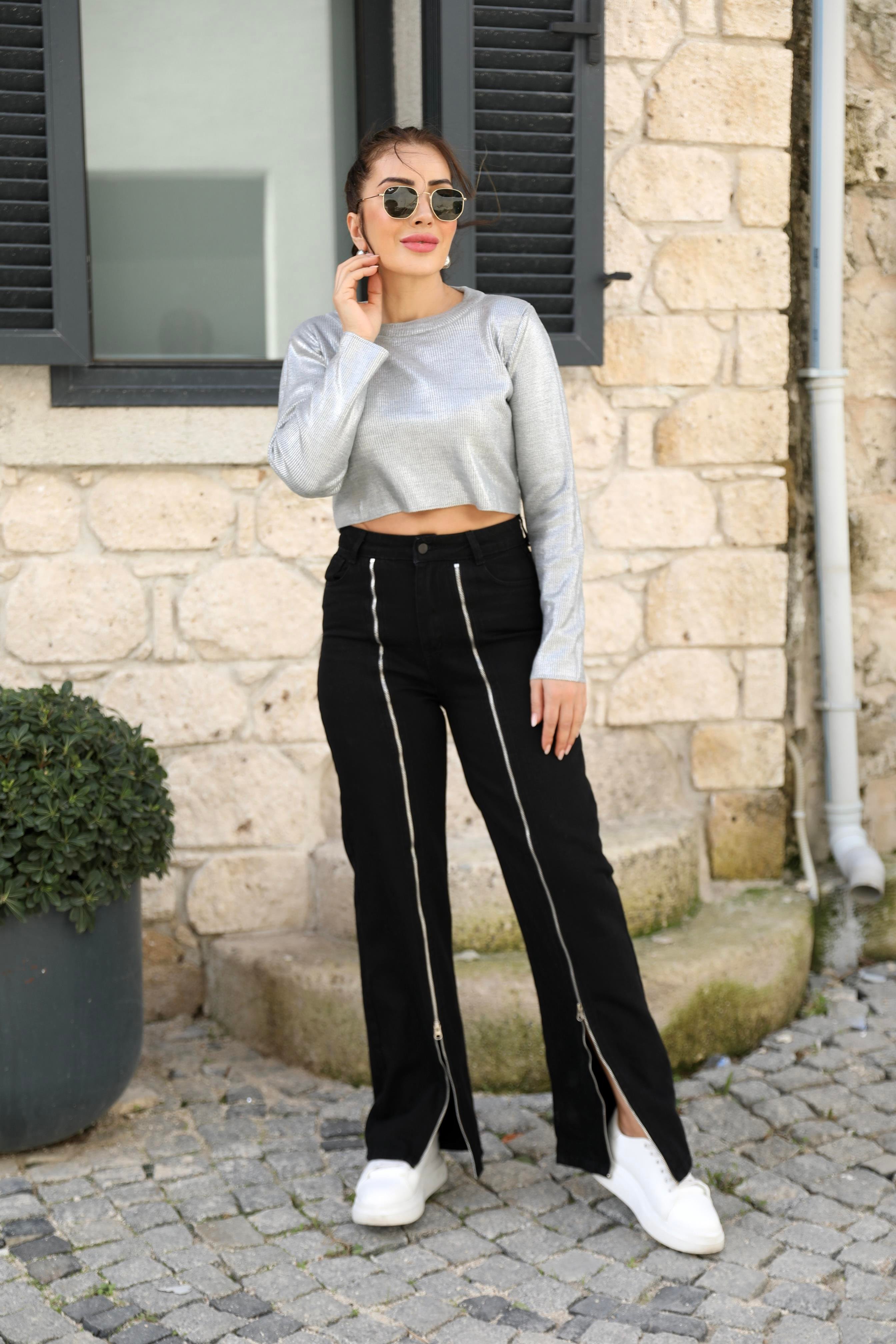 Siyah Önü Fermuarlı Bol Paça Jean