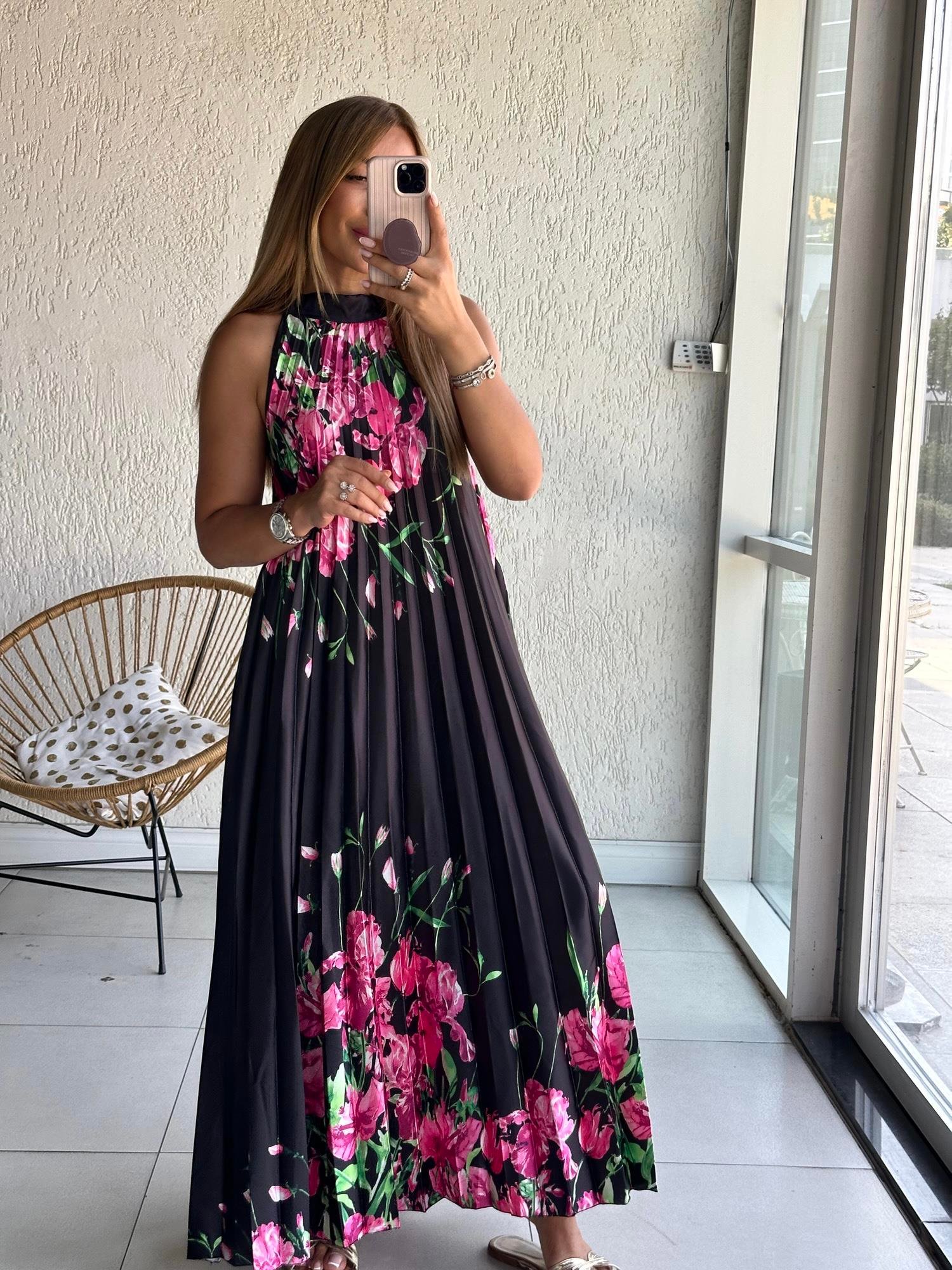 Siyah Pembe Çiçekli Piliseli Elbise