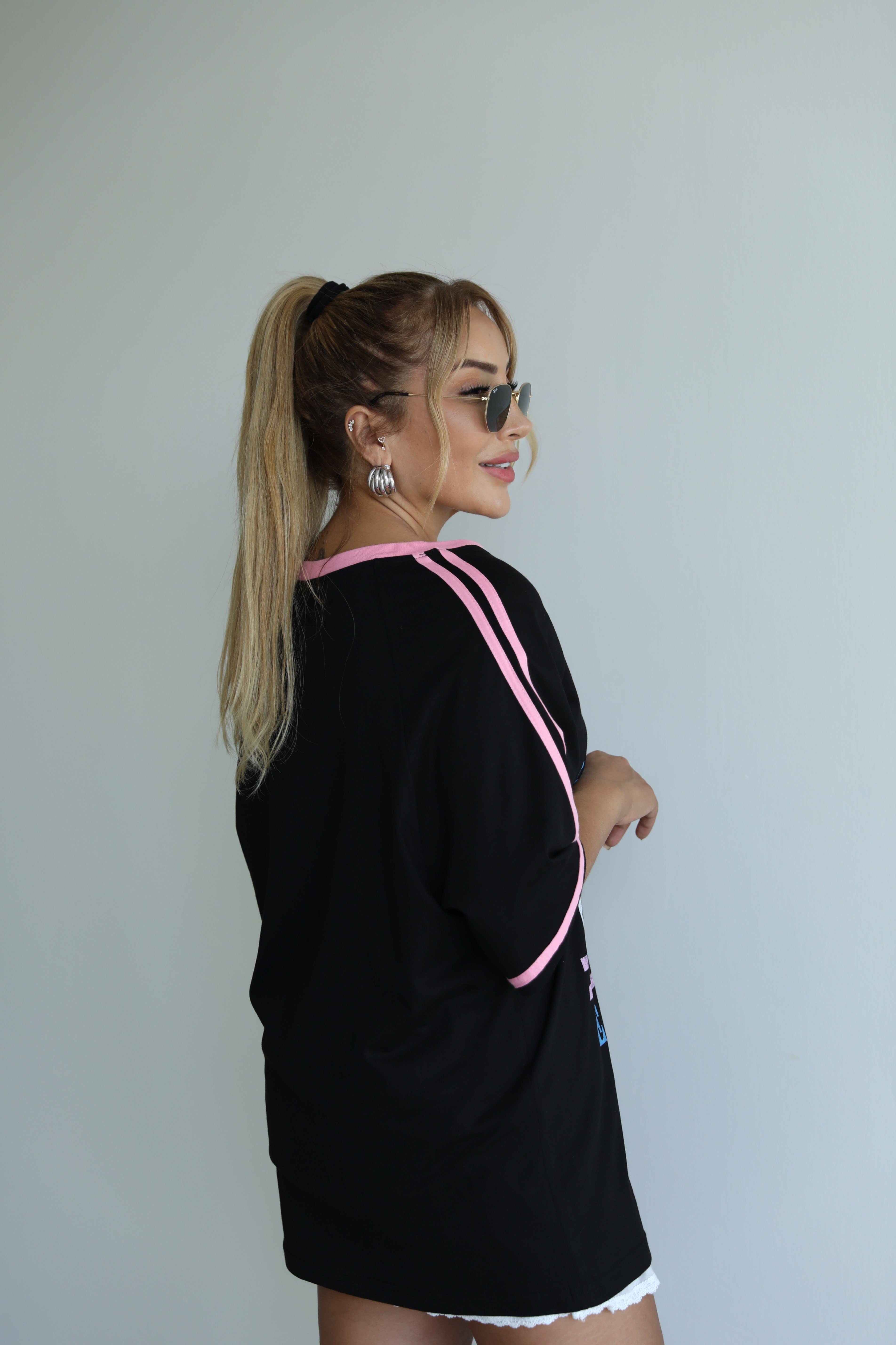 Siyah Pembe V Yaka Yazılı Oversize T-shirt