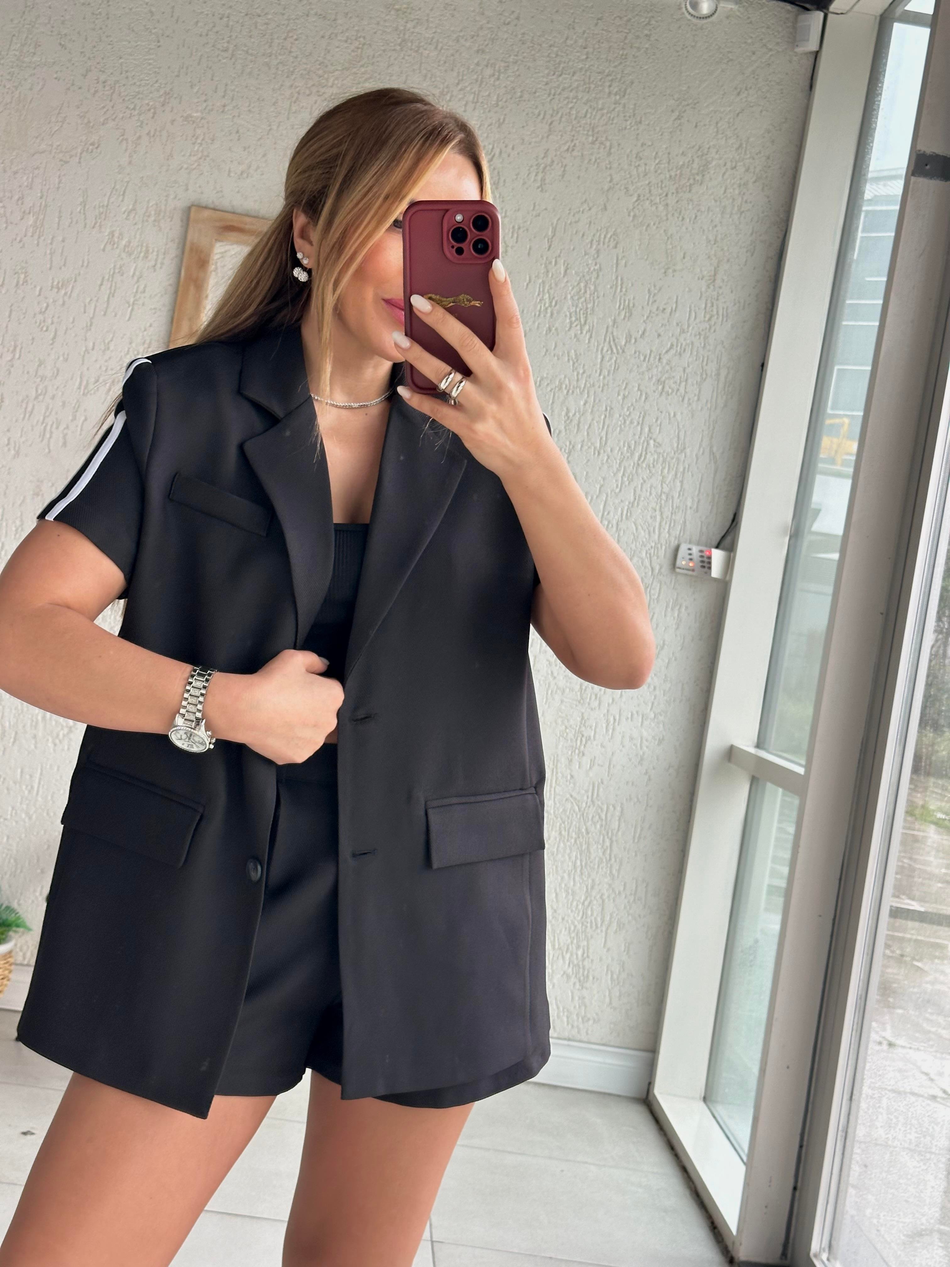 Siyah Şerit Detaylı Kısa Kollu Ceket