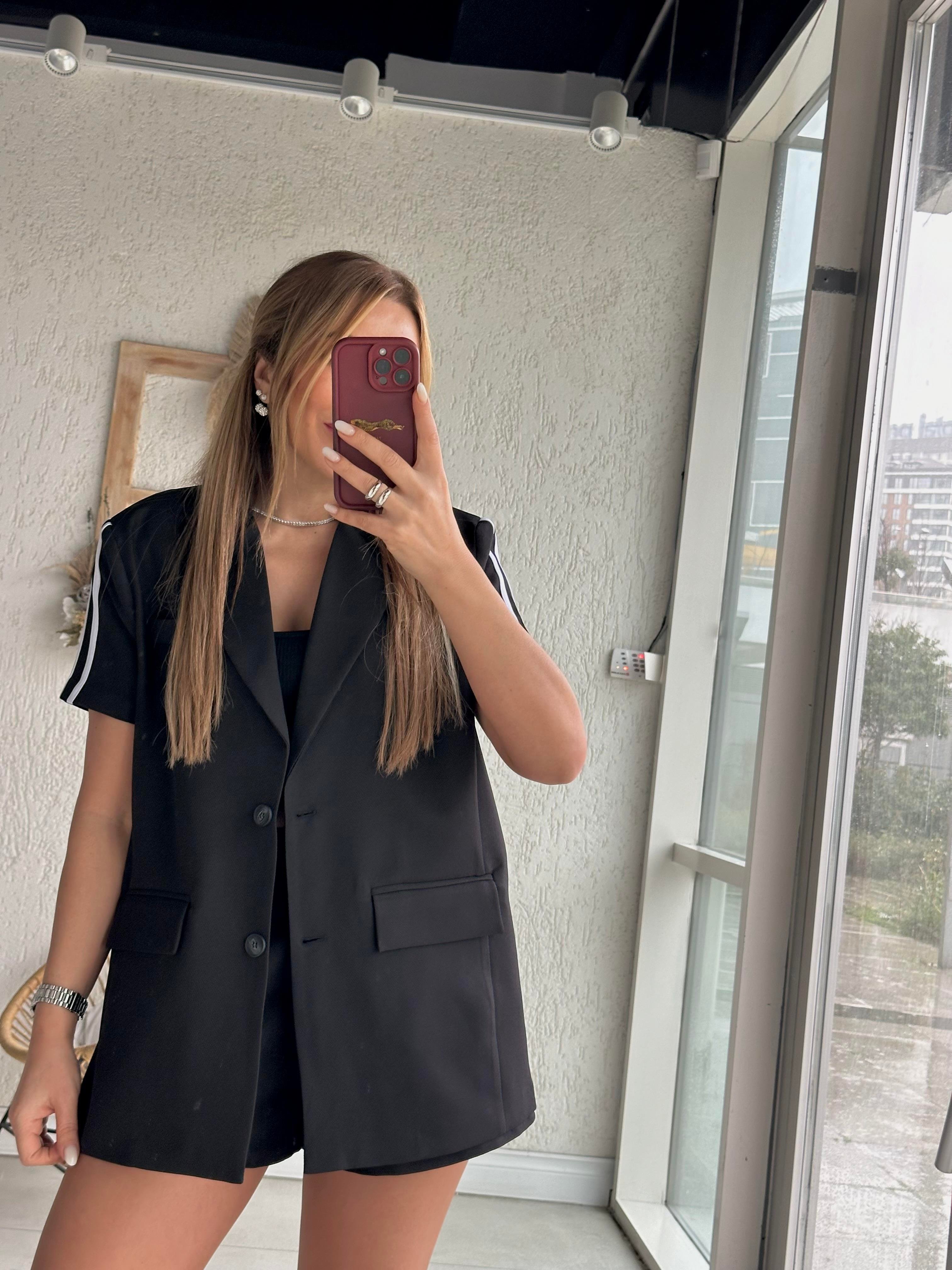 Siyah Şerit Detaylı Kısa Kollu Ceket