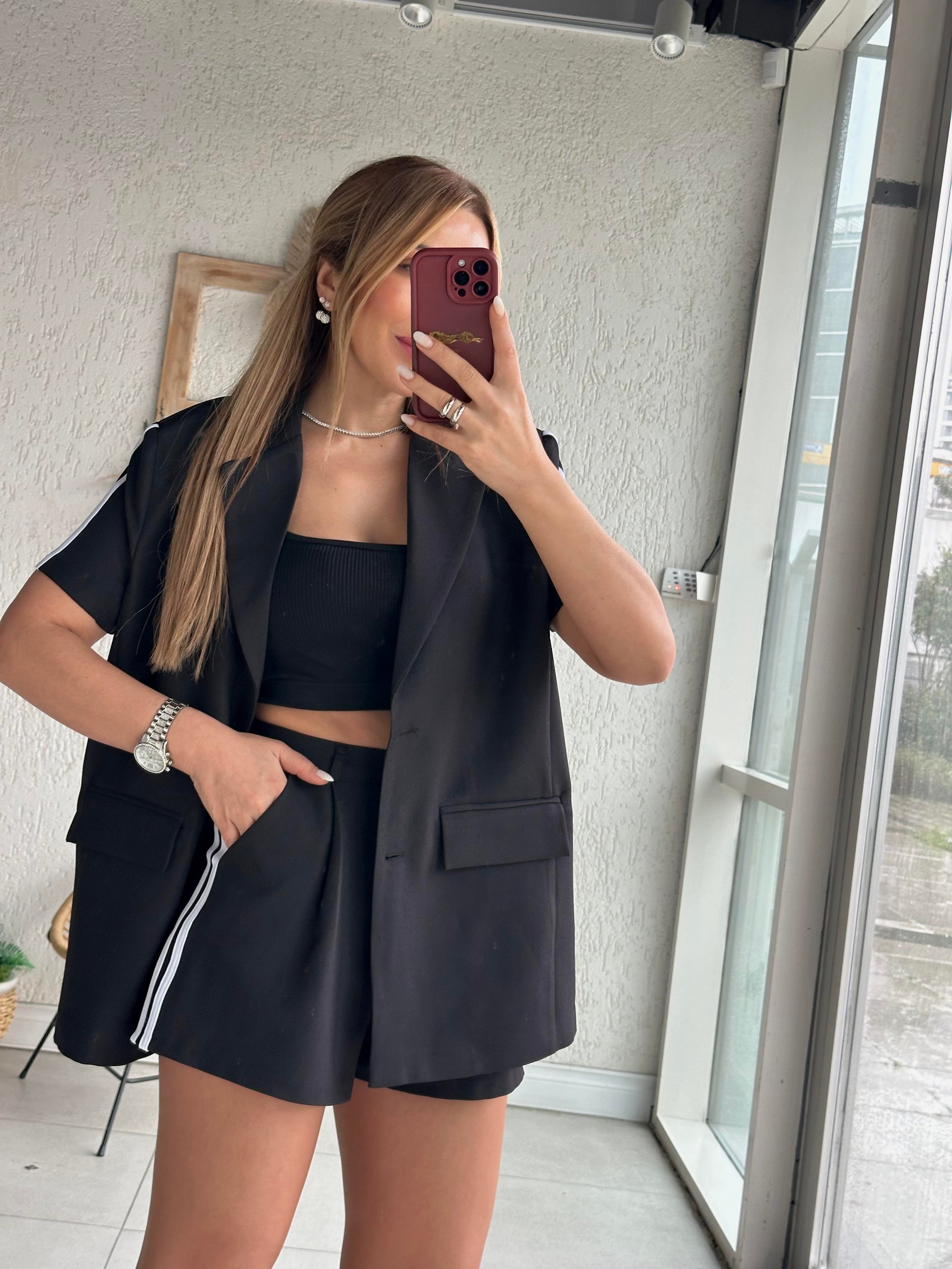 Siyah Şerit Detaylı Pileli Şort