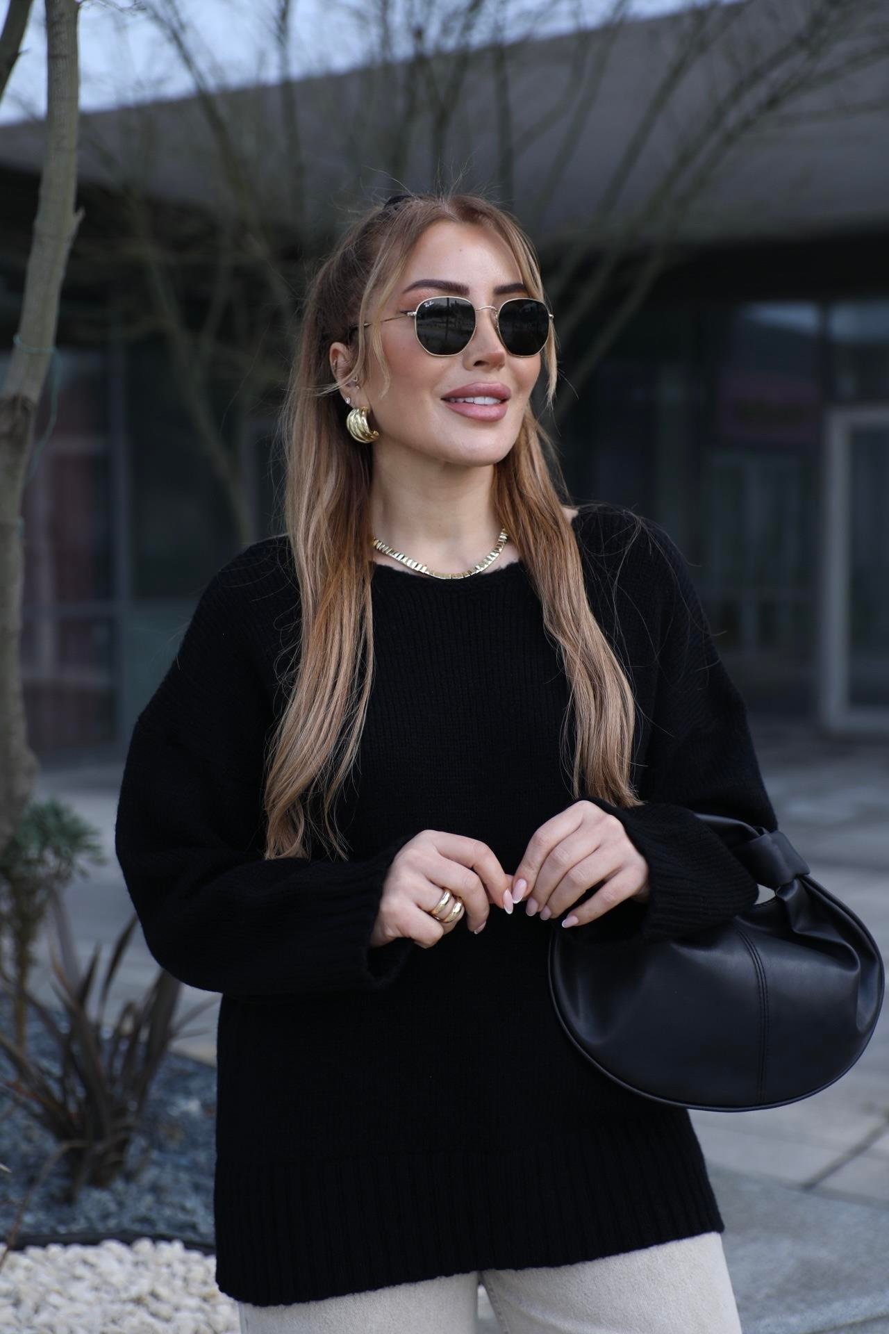 Siyah Sırt Dantel Detay Kazak